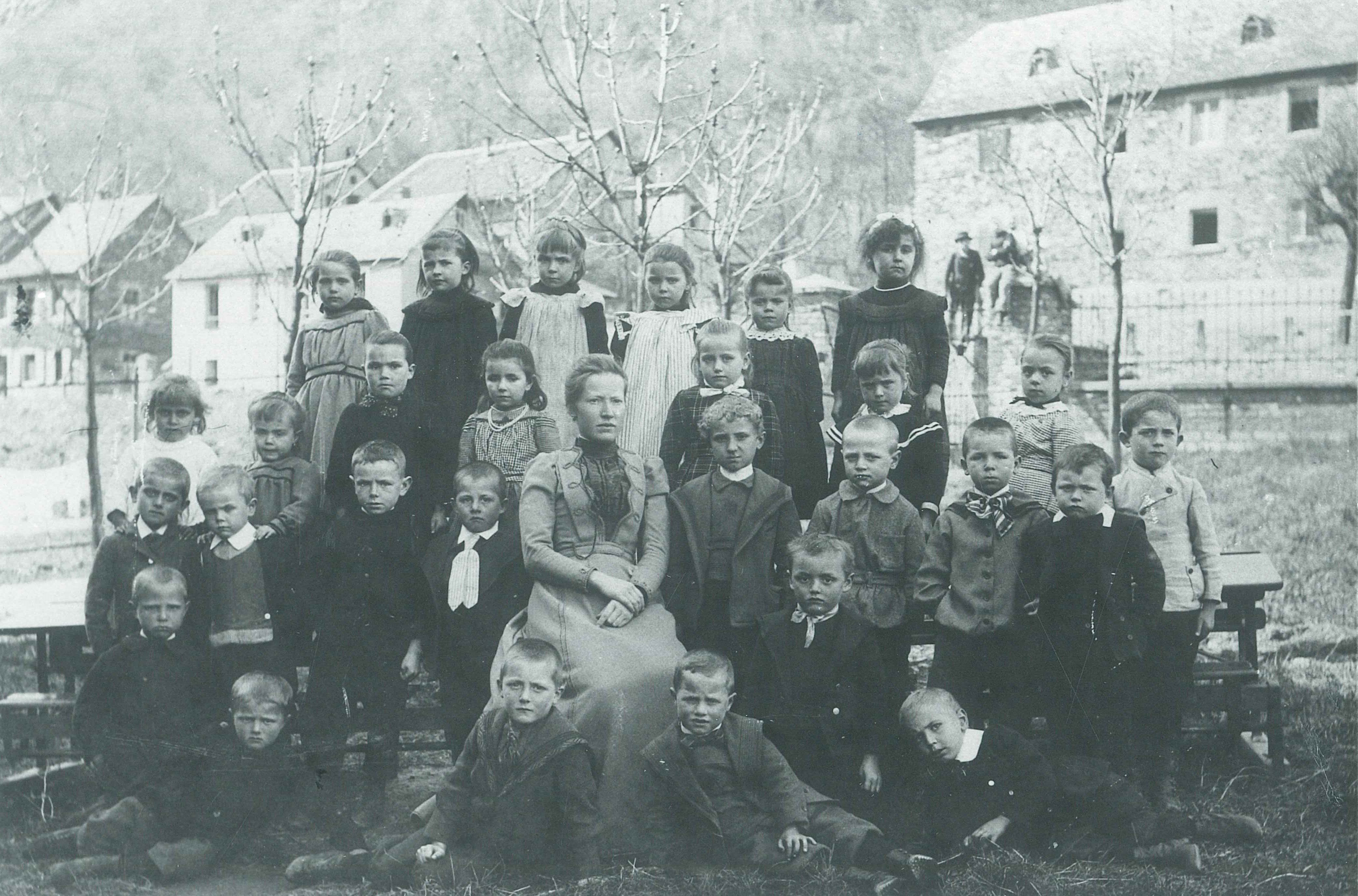 Klassenfoto, ehemalige katholische Volksschule in der Brexstraße, Sayn, 1903 (REM CC BY-NC-SA)