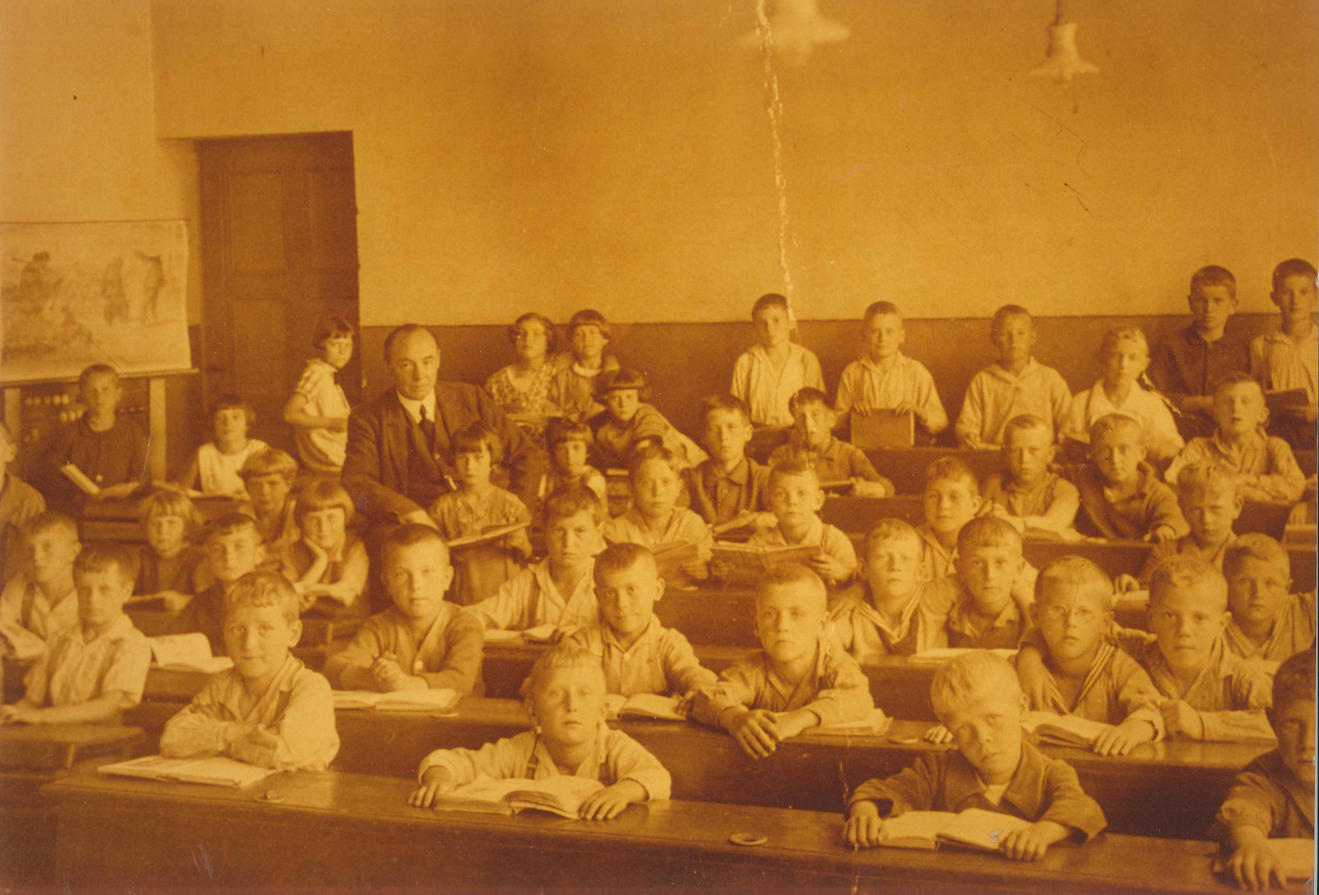 Klassenzimmer der ehemaligen katholischen Volksschule, Mülhofen (REM CC BY-NC-SA)