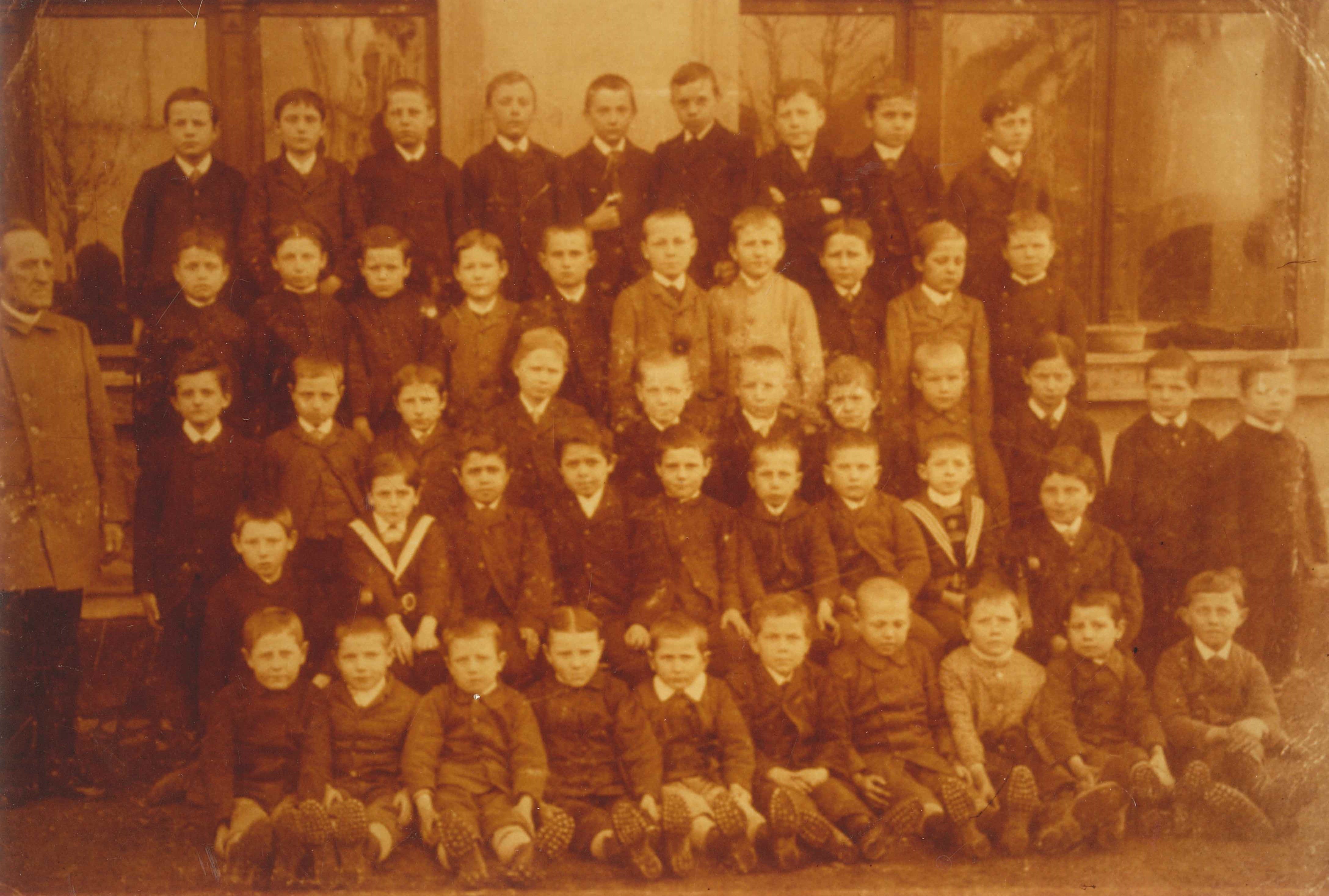 Knabenklasse, ehemalige katholische Volksschule, Mülhofen, 1891 (REM CC BY-NC-SA)