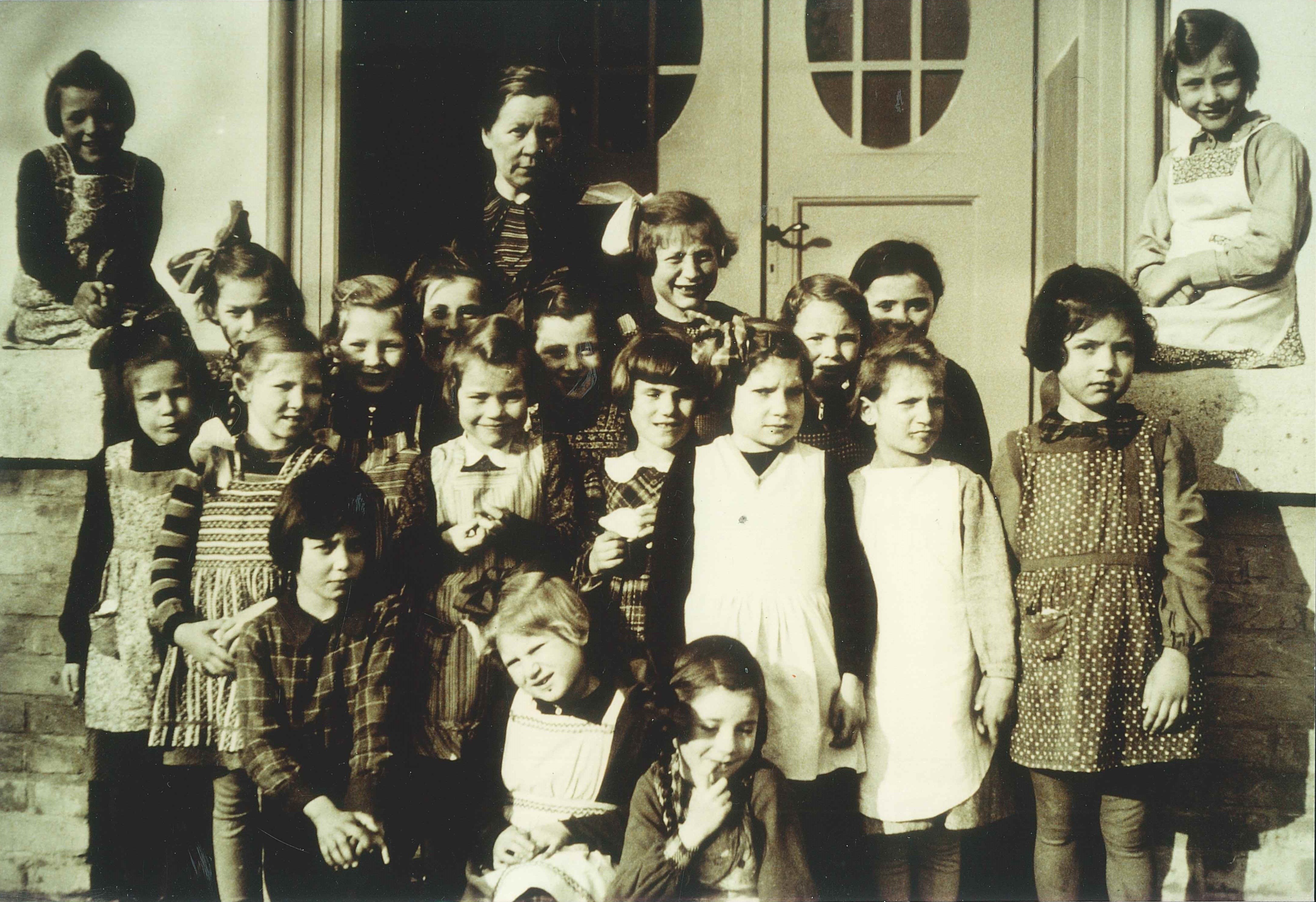 Mädchenklasse, ehemalige katholische Volksschule, Mülhofen, 1934 (REM CC BY-NC-SA)