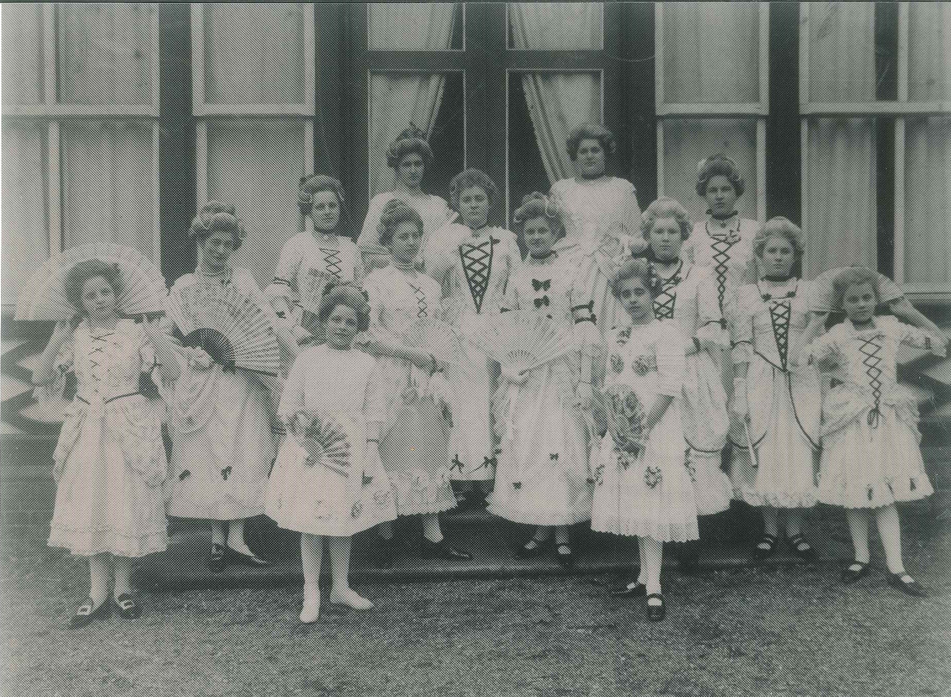 Schülerinnen der Privaten Höheren Schule in Sayn beim Karneval, 1913 (REM CC BY-NC-SA)