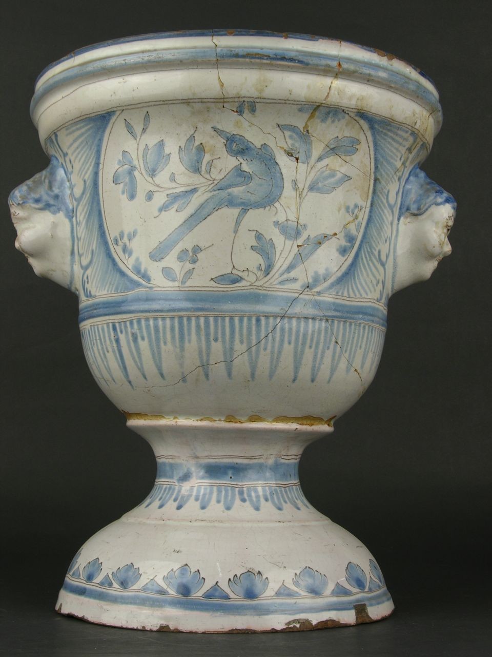 Apotheken-Siebgefäß in Vasenform, mit 2 plast. Männerköpfen als Griffe (Historisches Museum der Pfalz, Speyer CC BY)