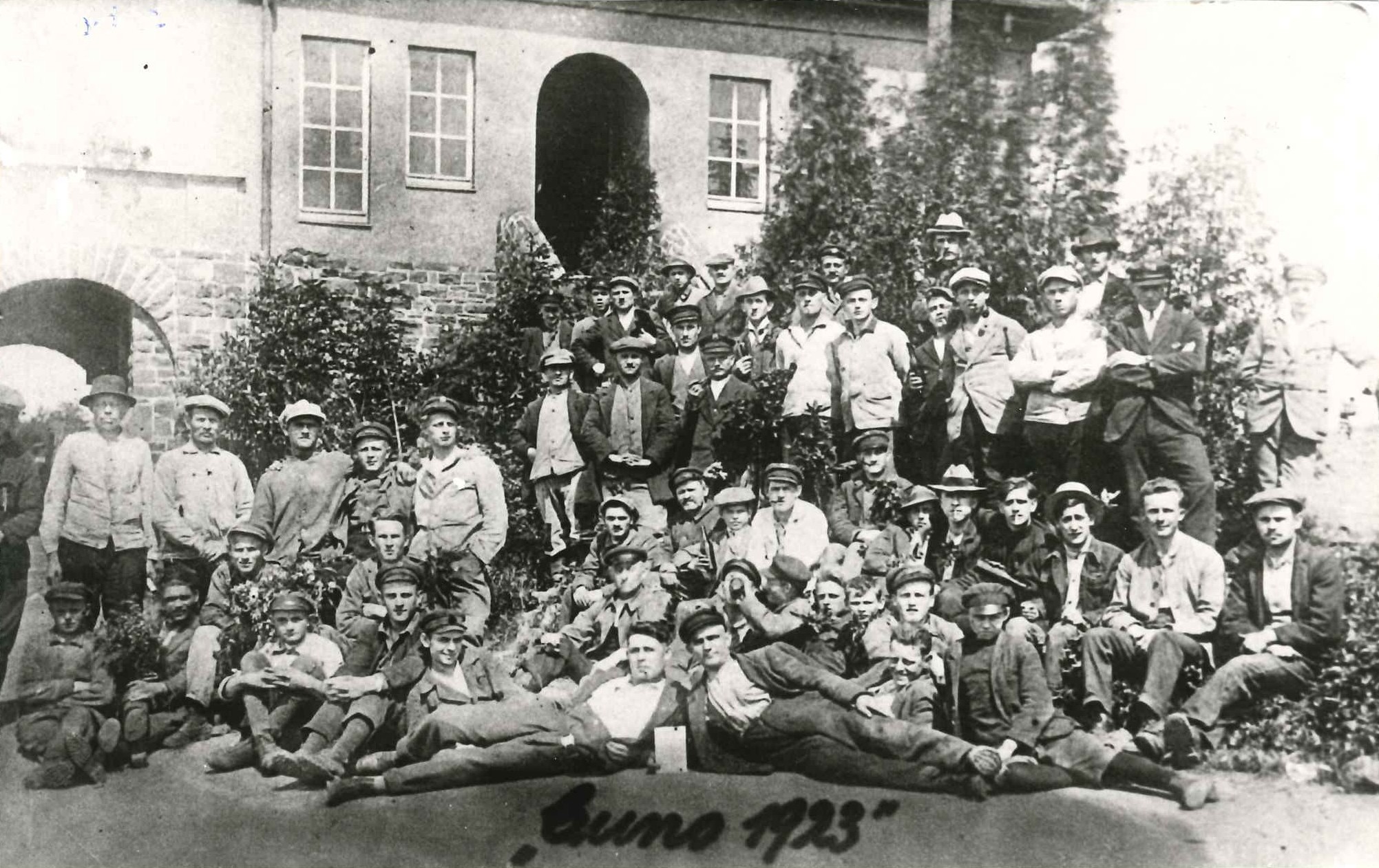 Arbeitergruppe vor dem Bendorfer "Schlackehotel", 1923 (REM CC BY-NC-SA)