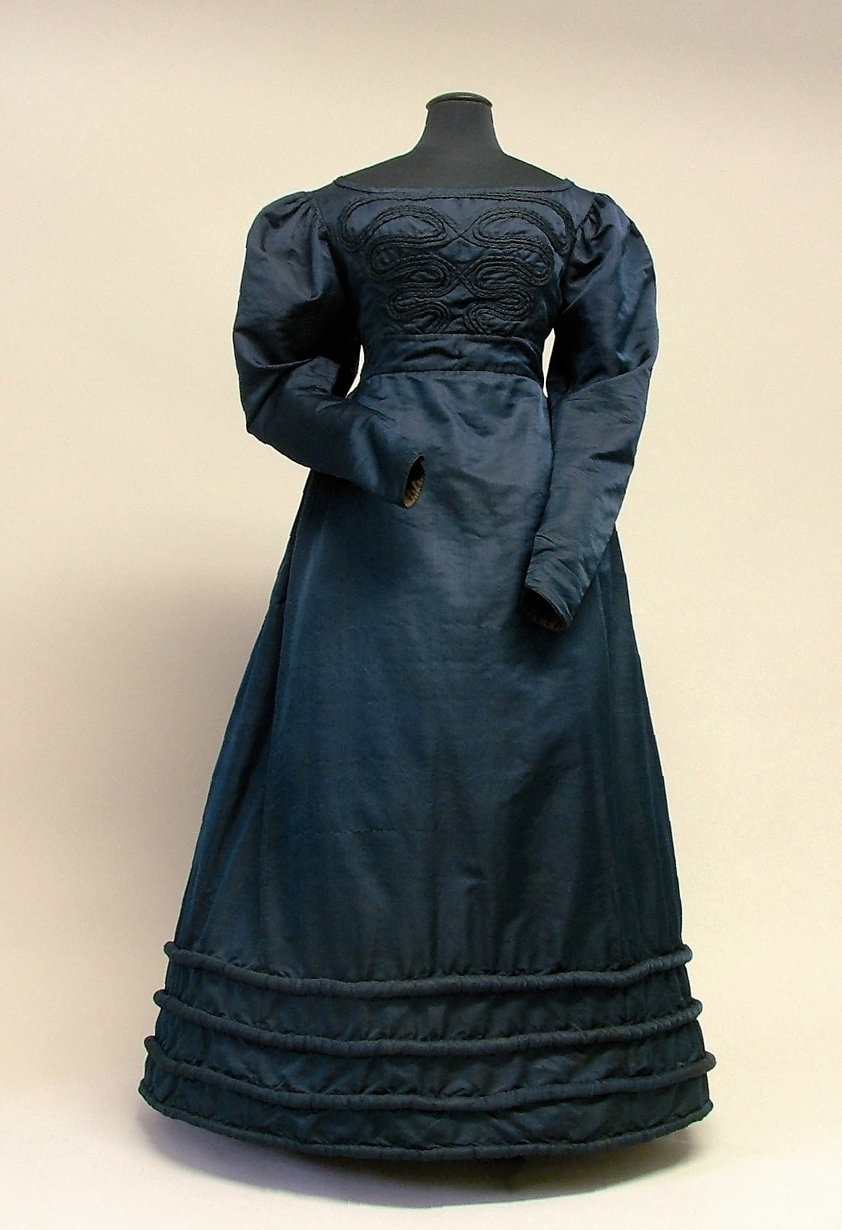 Blaues Gesellschaftskleid (Stadtmuseum Simeonstift Trier CC BY-NC-ND)