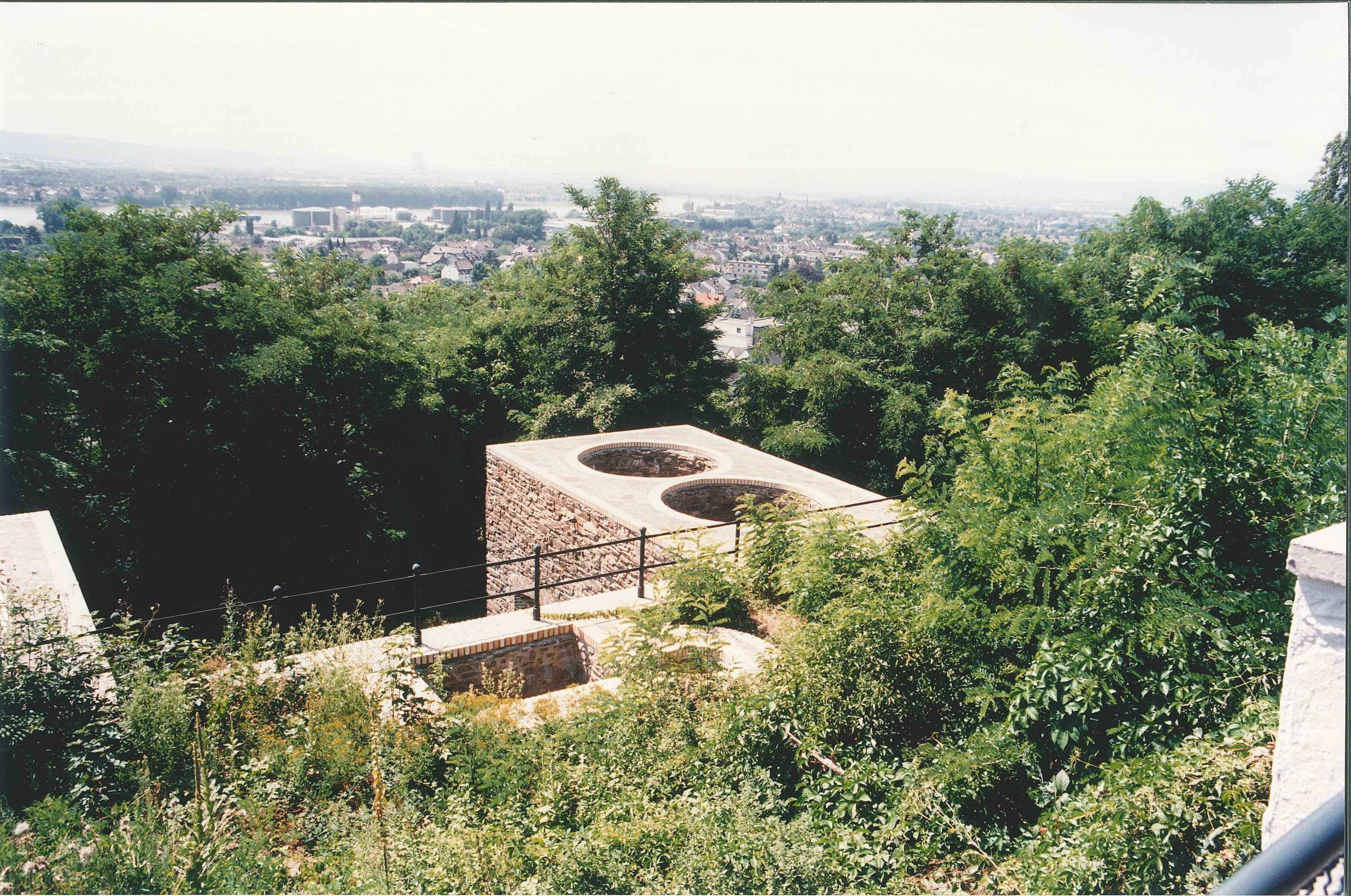 Eisenerz-Rostöfen der "Grube Werner" auf der Vierwindenhöhe, Bendorf, 1996 (REM CC BY-NC-SA)