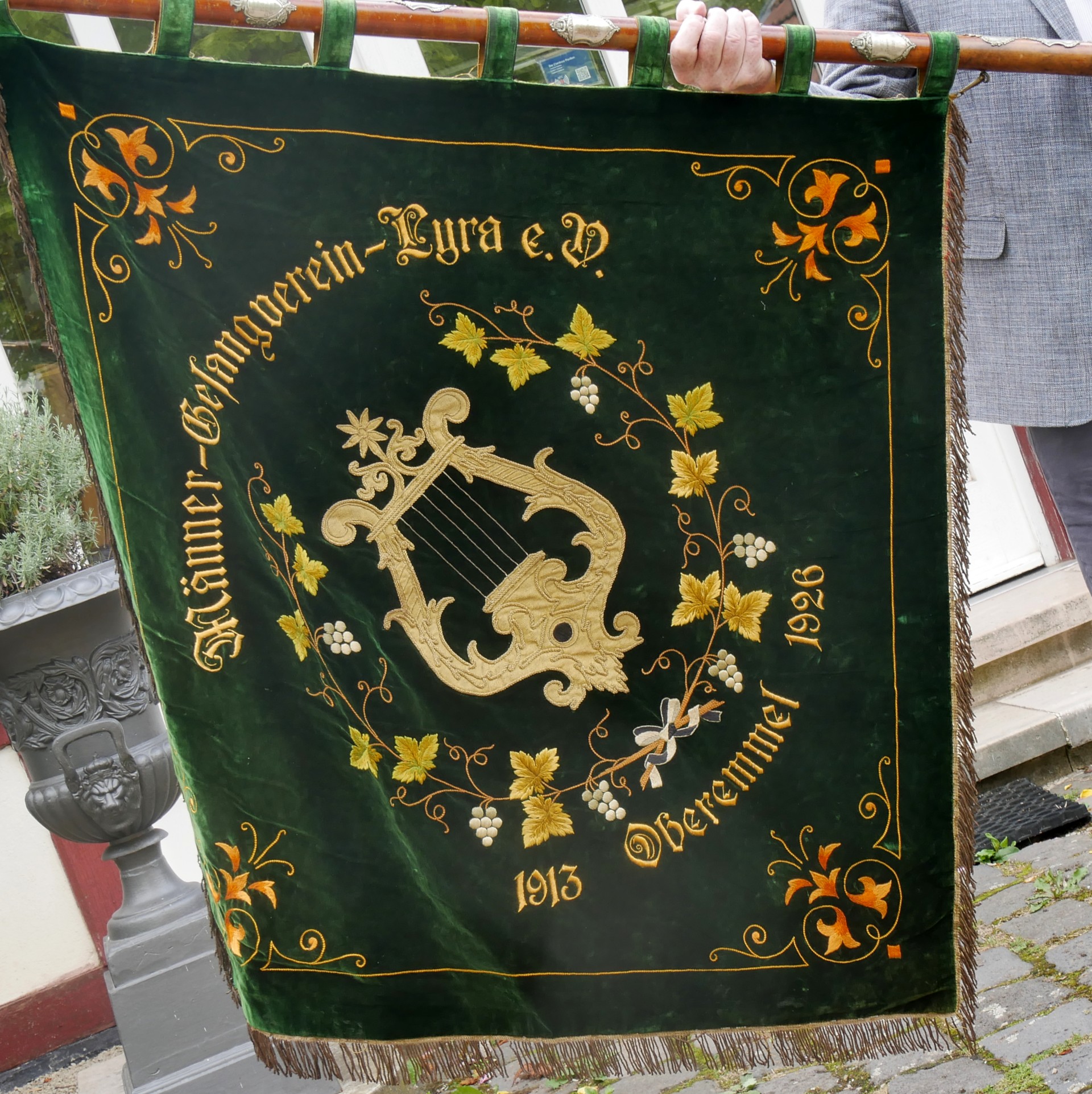 Fahne des Männergesangvereins Konz-Oberemmel (Volkskunde- und Freilichtmuseum Roscheider Hof CC0)