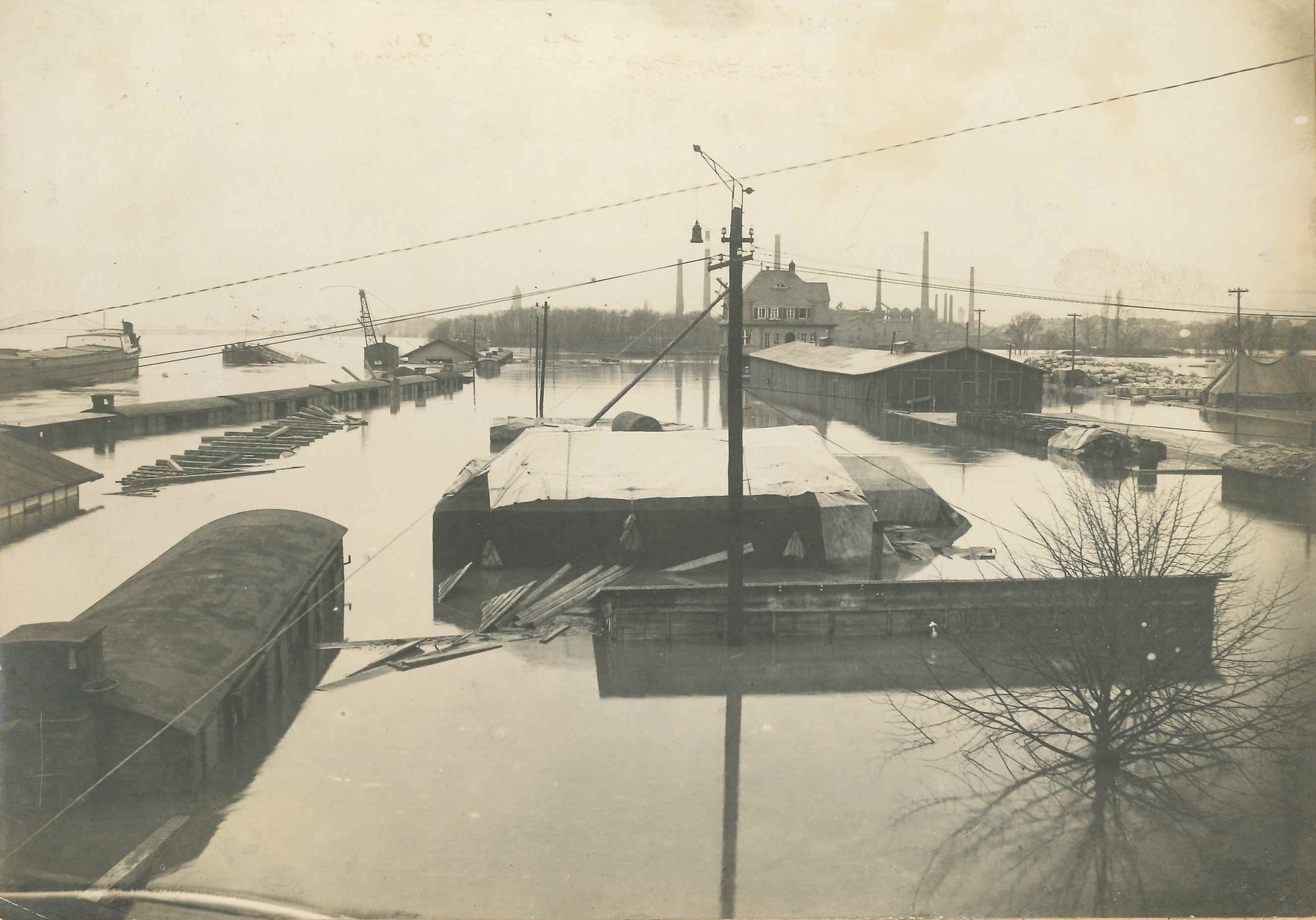 Hochwasser am Rheinhafen Bendorf, amerikanisches Militärdepot 1920 (REM CC BY-NC-SA)