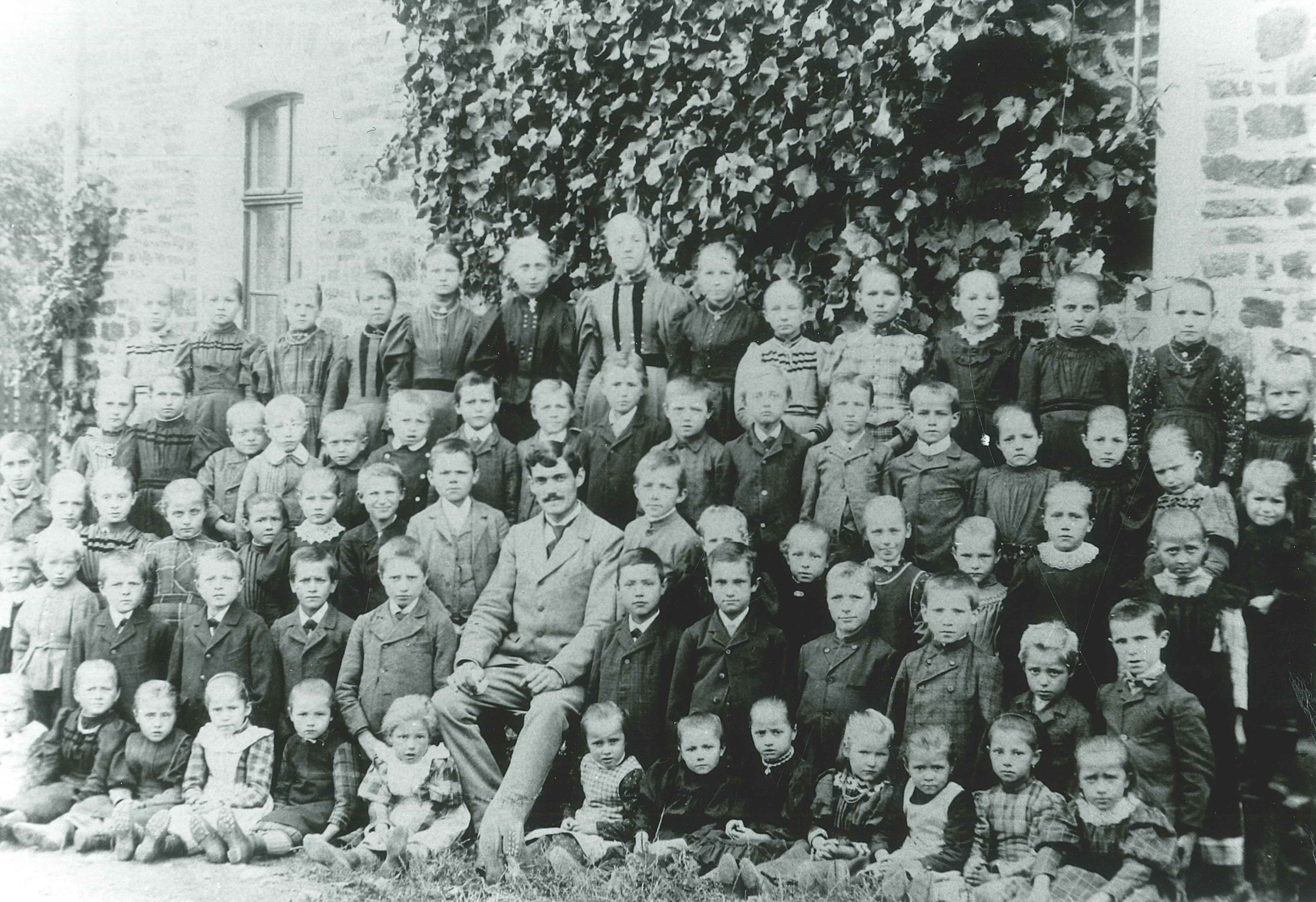 Klassenfoto, katholische Schule "Schönblick", Bendorf-Stromberg, 1890er Jahre (REM CC BY-NC-SA)