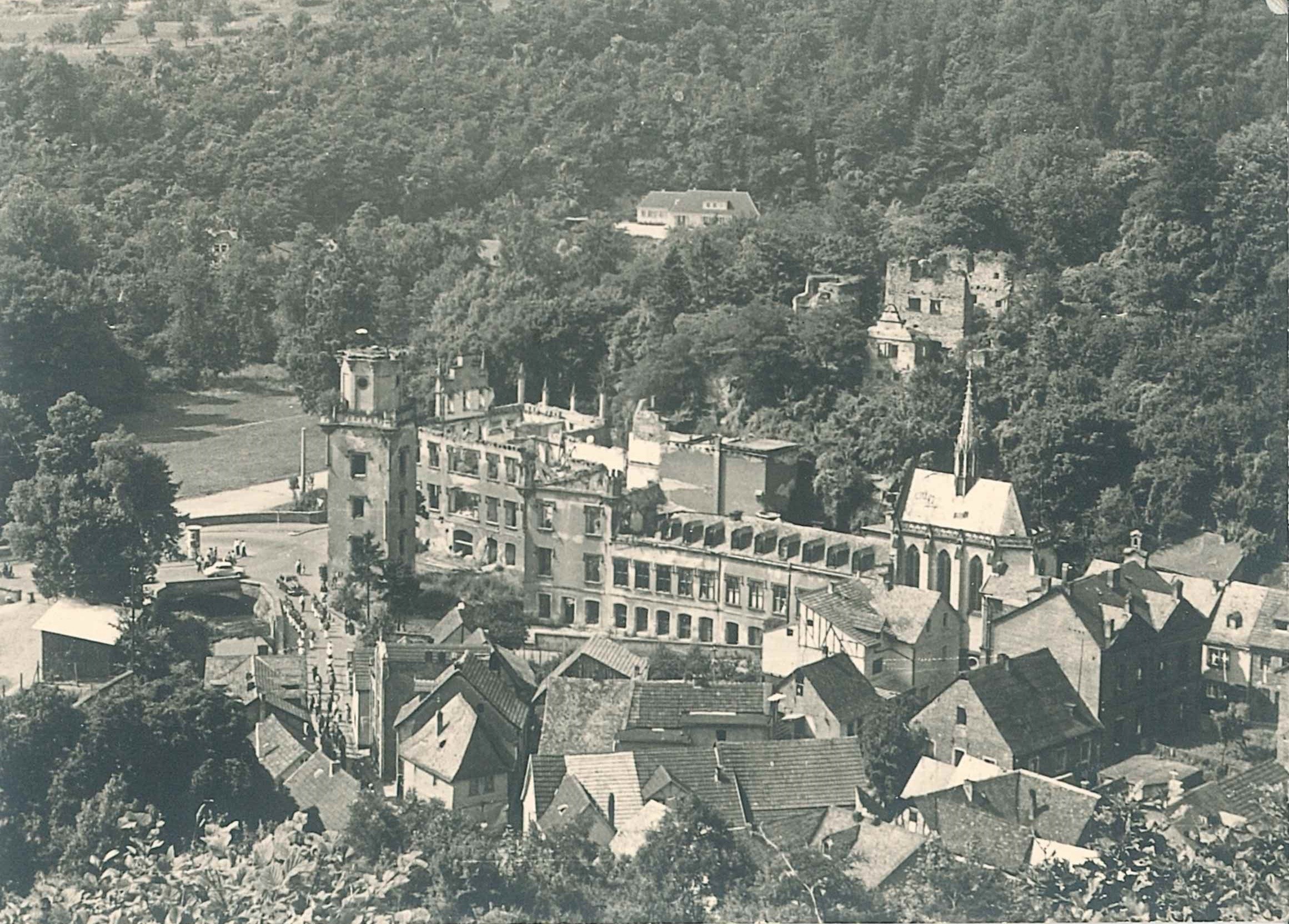 Luftaufnahme der Ruine von Schloß Sayn, 1955 (REM CC BY-NC-SA)