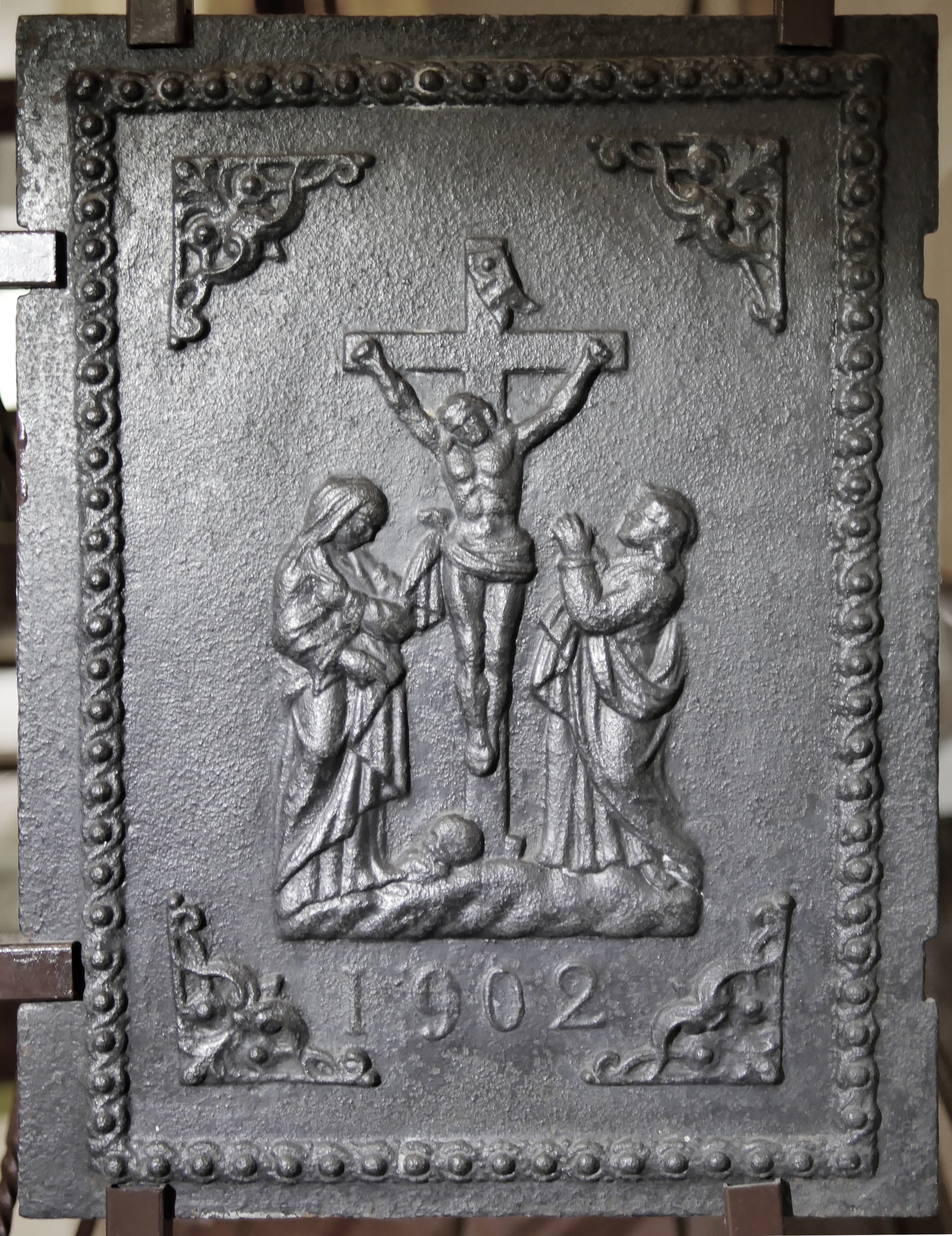 Ofenstirnplatte mit Darstellug der Kreuzigung (Volkskunde- und Freilichtmuseum Roscheider Hof CC0)