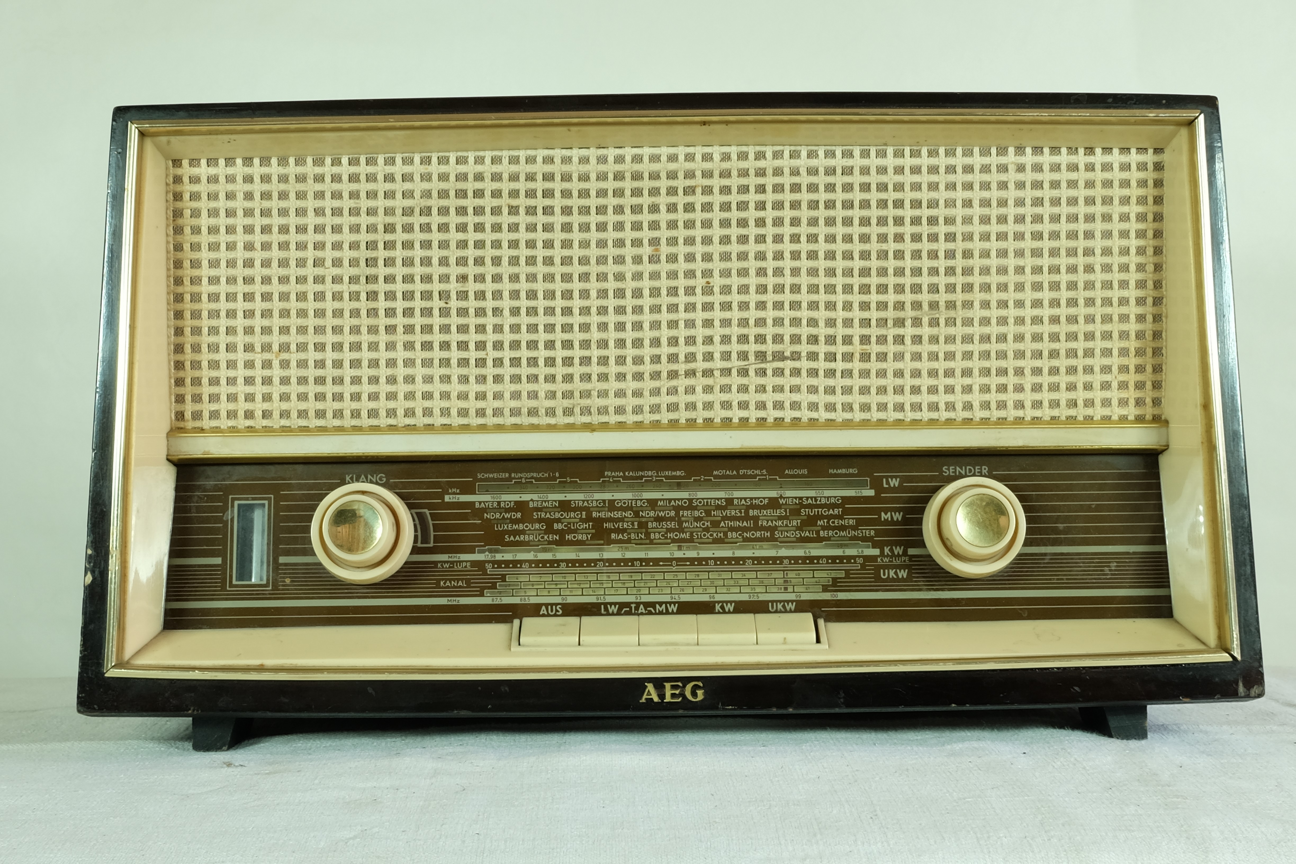 Röhrenradio AEG Super Bimby (Volkskunde- und Freilichtmuseum Roscheider Hof CC0)