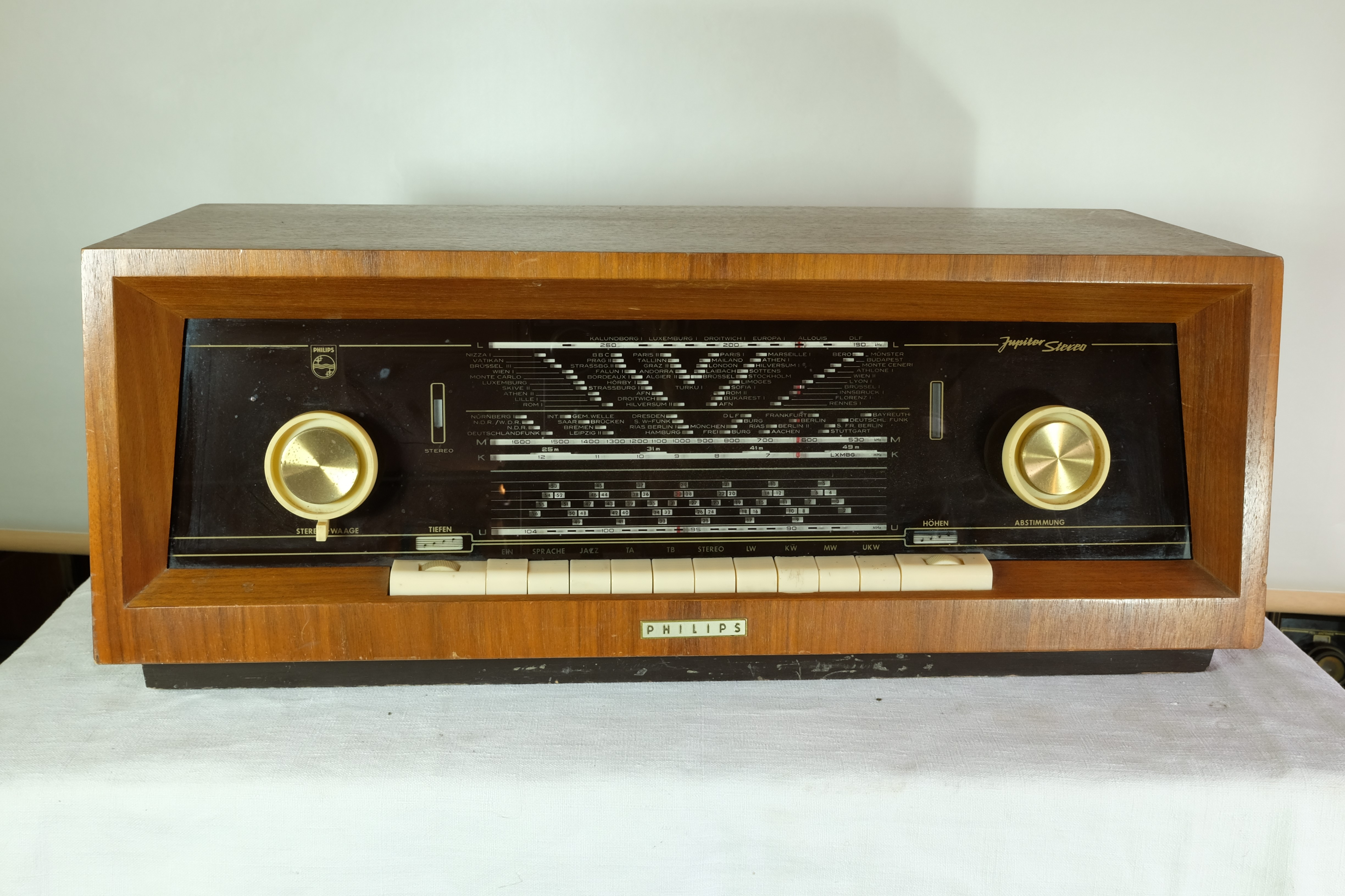 Röhrenradio Philips "Jupiter 541 Stereo" (Volkskunde- und Freilichtmuseum Roscheider Hof CC0)