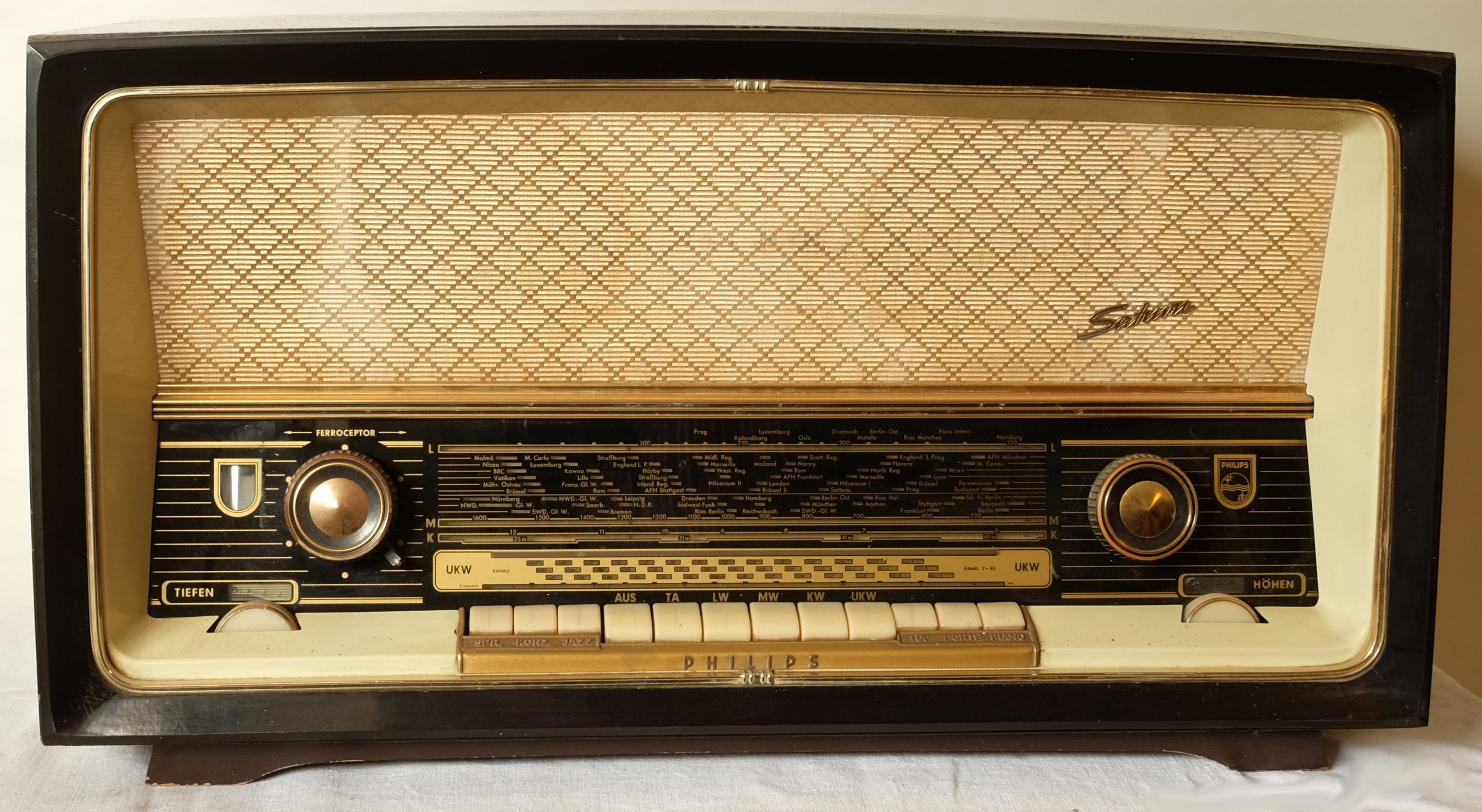 Röhrenradio Philips Saturn 573 (Volkskunde- und Freilichtmuseum Roscheider Hof CC0)