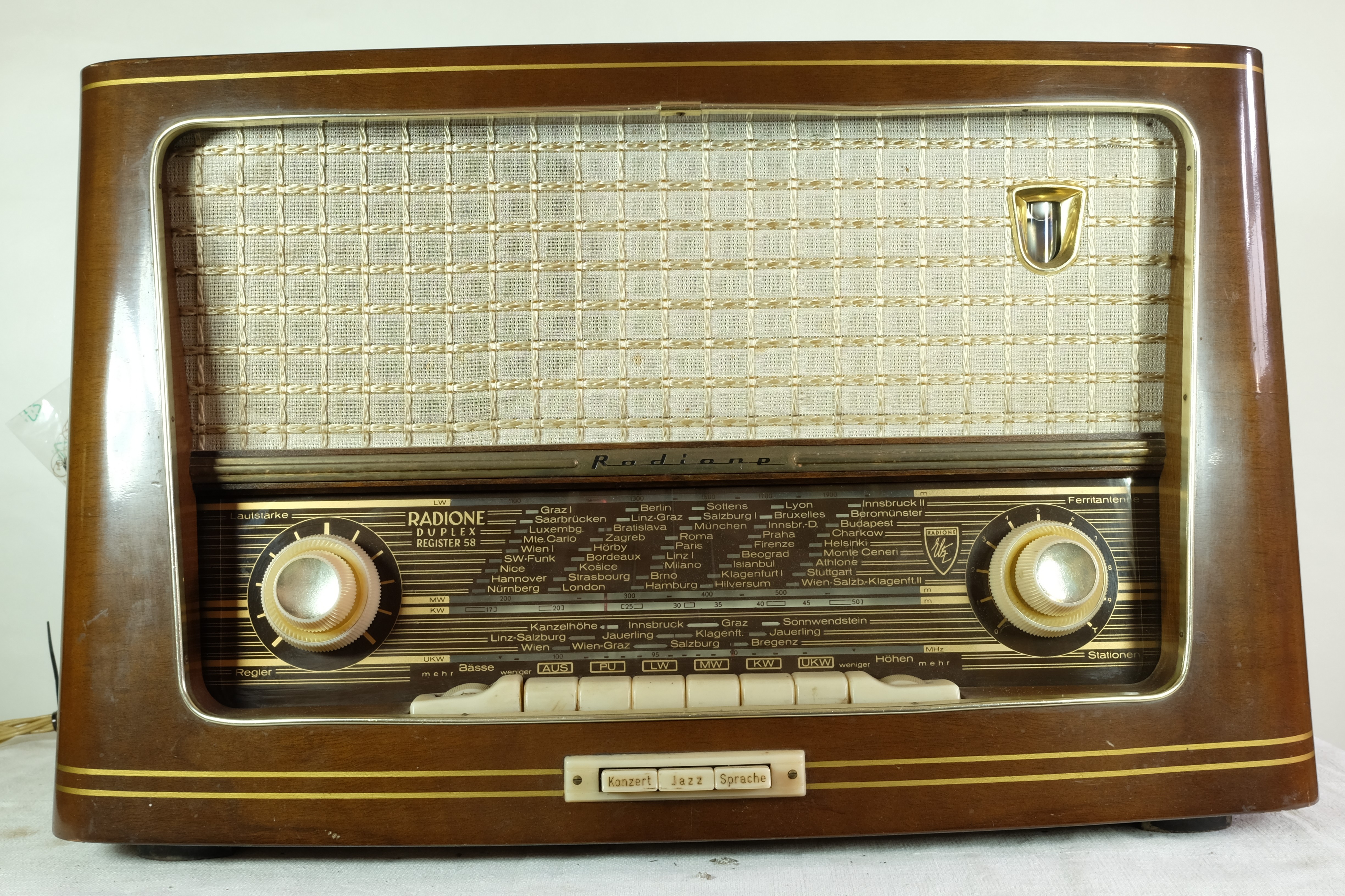 Röhrenradio "Radione Duplex Register 58 W" (Volkskunde- und Freilichtmuseum Roscheider Hof CC0)