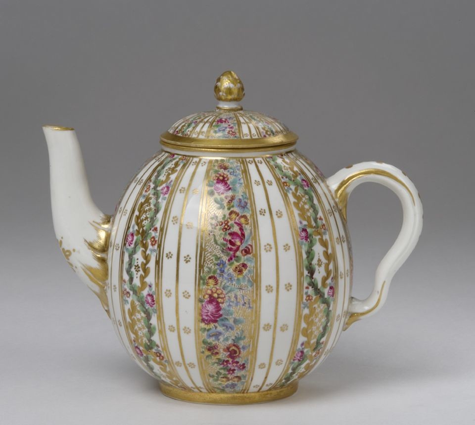 Teekanne "Millefleur-Brokatstoffmuster" (Historisches Museum der Pfalz, Speyer CC BY)