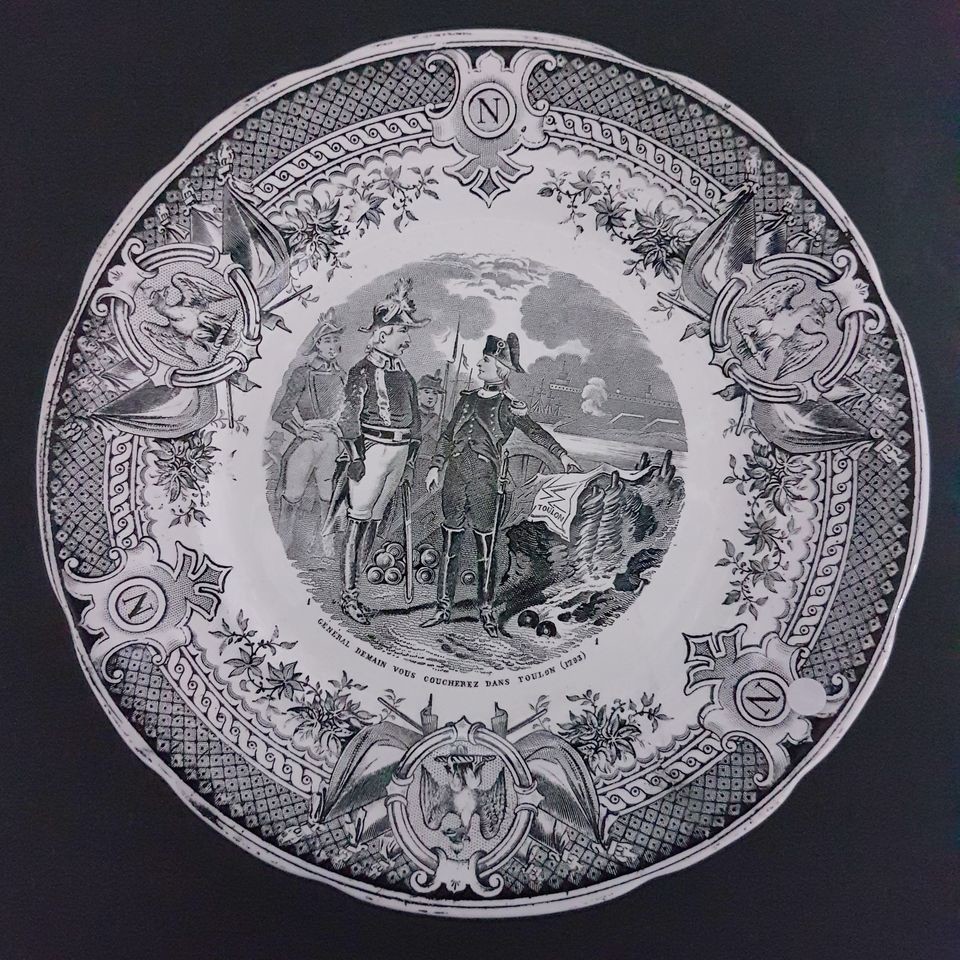 Teller mit Bildmotiv aus dem Leben Napoleon I.: Napoleon vor Toulon 1793 (Historisches Museum der Pfalz, Speyer CC BY)