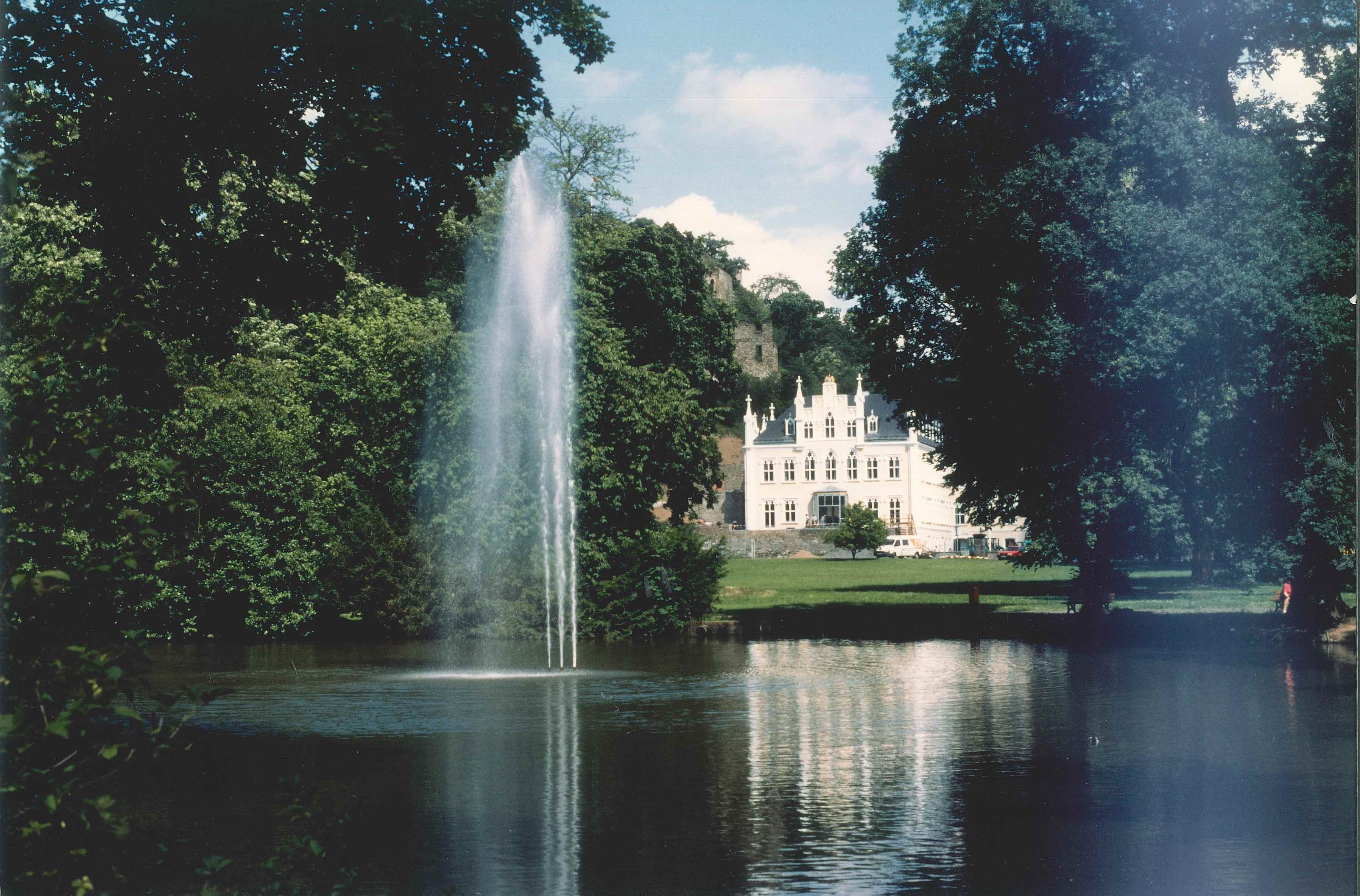 Blick auf Schloss Sayn, Bendorf-Sayn, 2000 (REM CC BY-NC-SA)