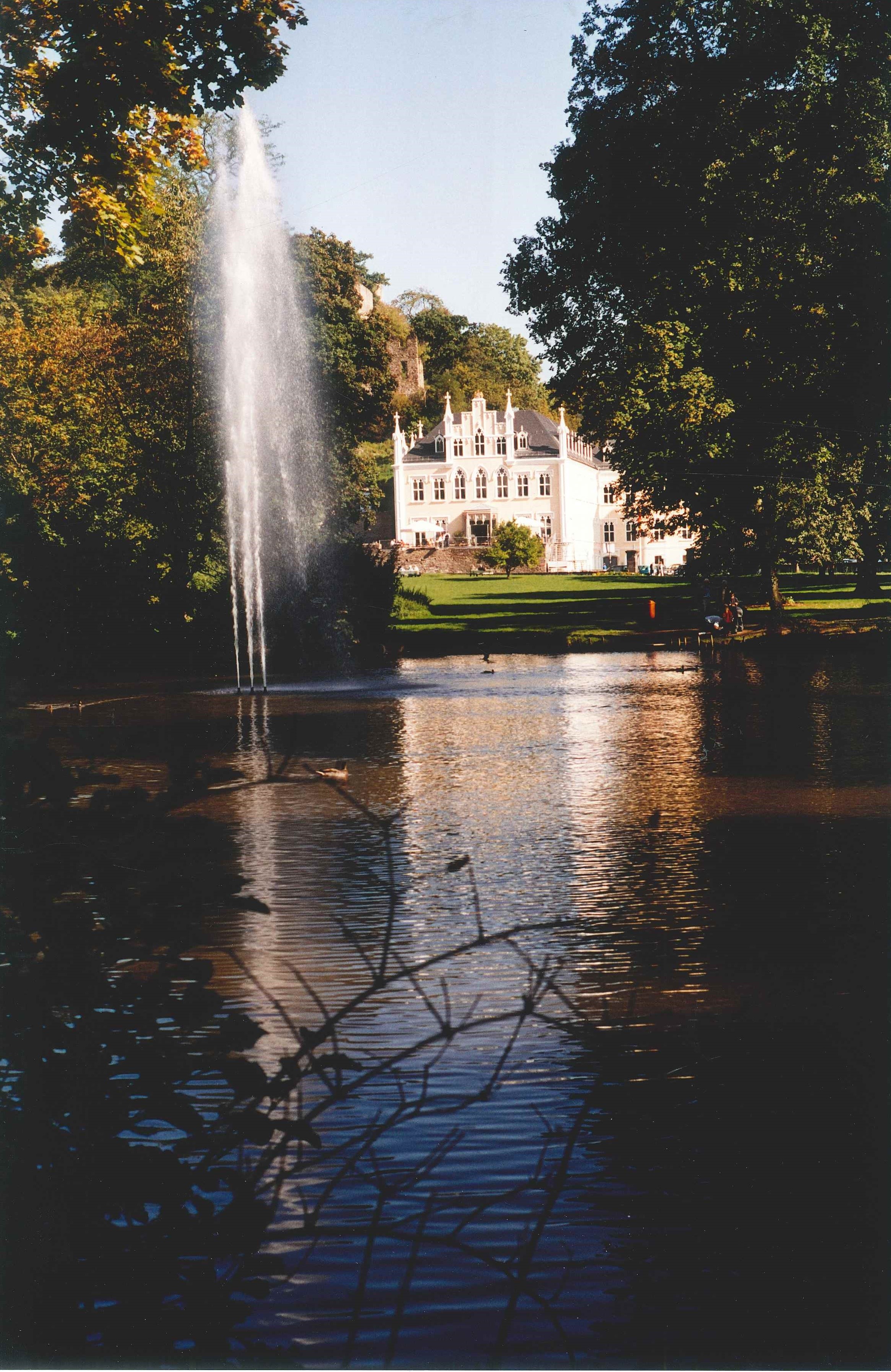 Blick auf Schloss Sayn, Bendorf-Sayn, 2001 (REM CC BY-NC-SA)