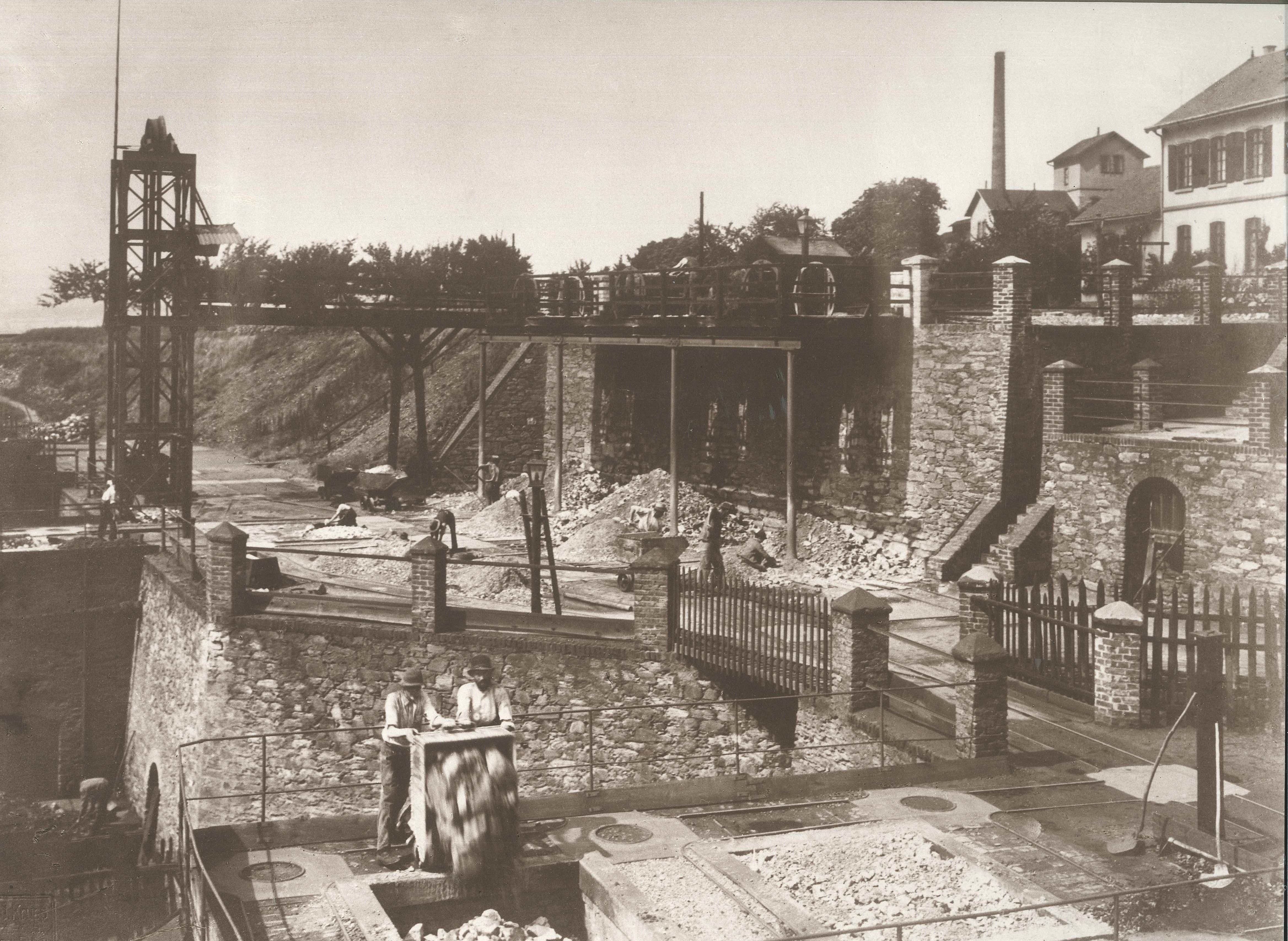 Eisenerz-Rostöfen der "Grube Werner" auf der Vierwindenhöhe, Bendorf, 1903 (REM CC BY-NC-SA)