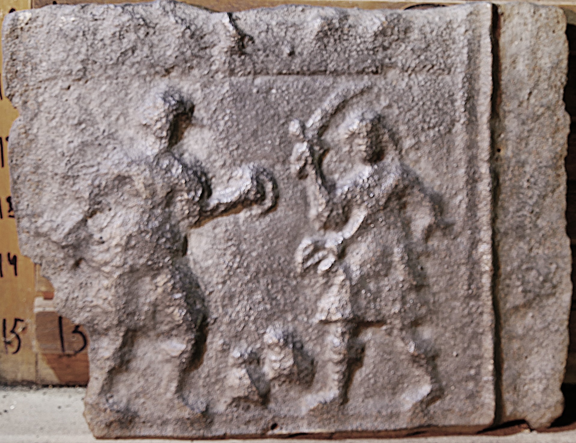 Fragment einer Ofenplatte, Kämpfer (Volkskunde- und Freilichtmuseum Roscheider Hof CC0)