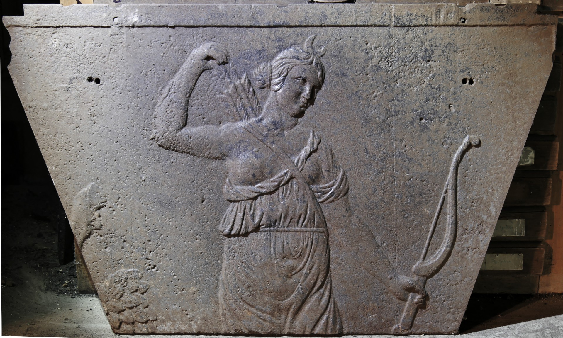 Kaminplatte, Göttin Diana (Volkskunde- und Freilichtmuseum Roscheider Hof CC0)