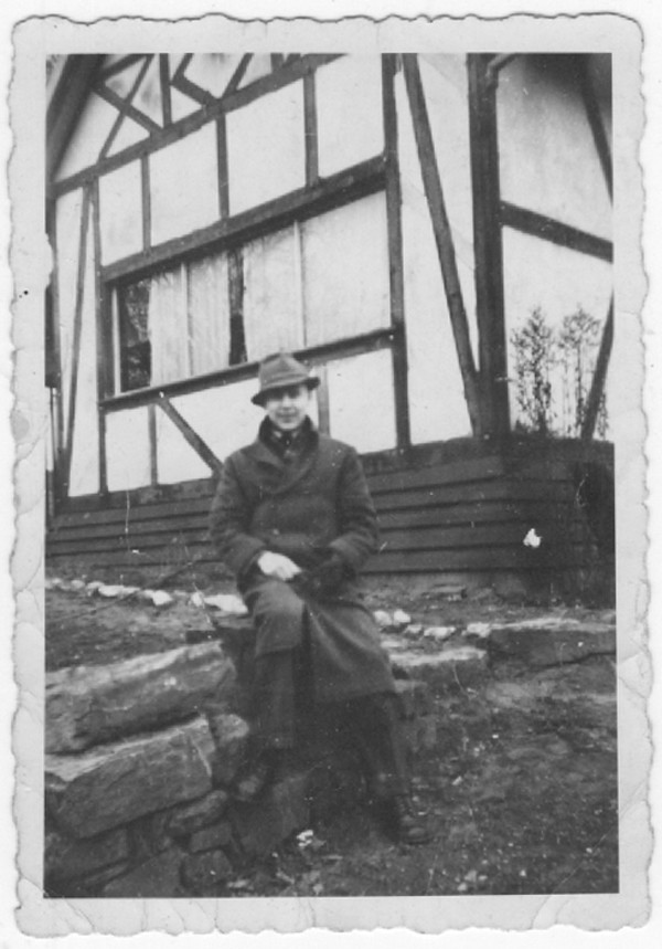 Mann mit Hut sitzt vor Dichterkause von Heinrich Lersch (Heimatmuseum und -Archiv Bad Bodendorf CC BY-NC-SA)