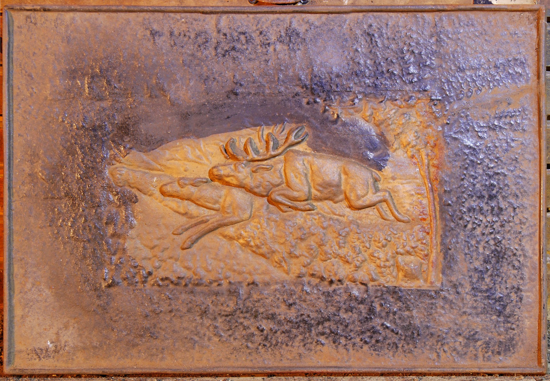 Metallplatte mit Hirschpaarung (Volkskunde- und Freilichtmuseum Roscheider Hof CC0)