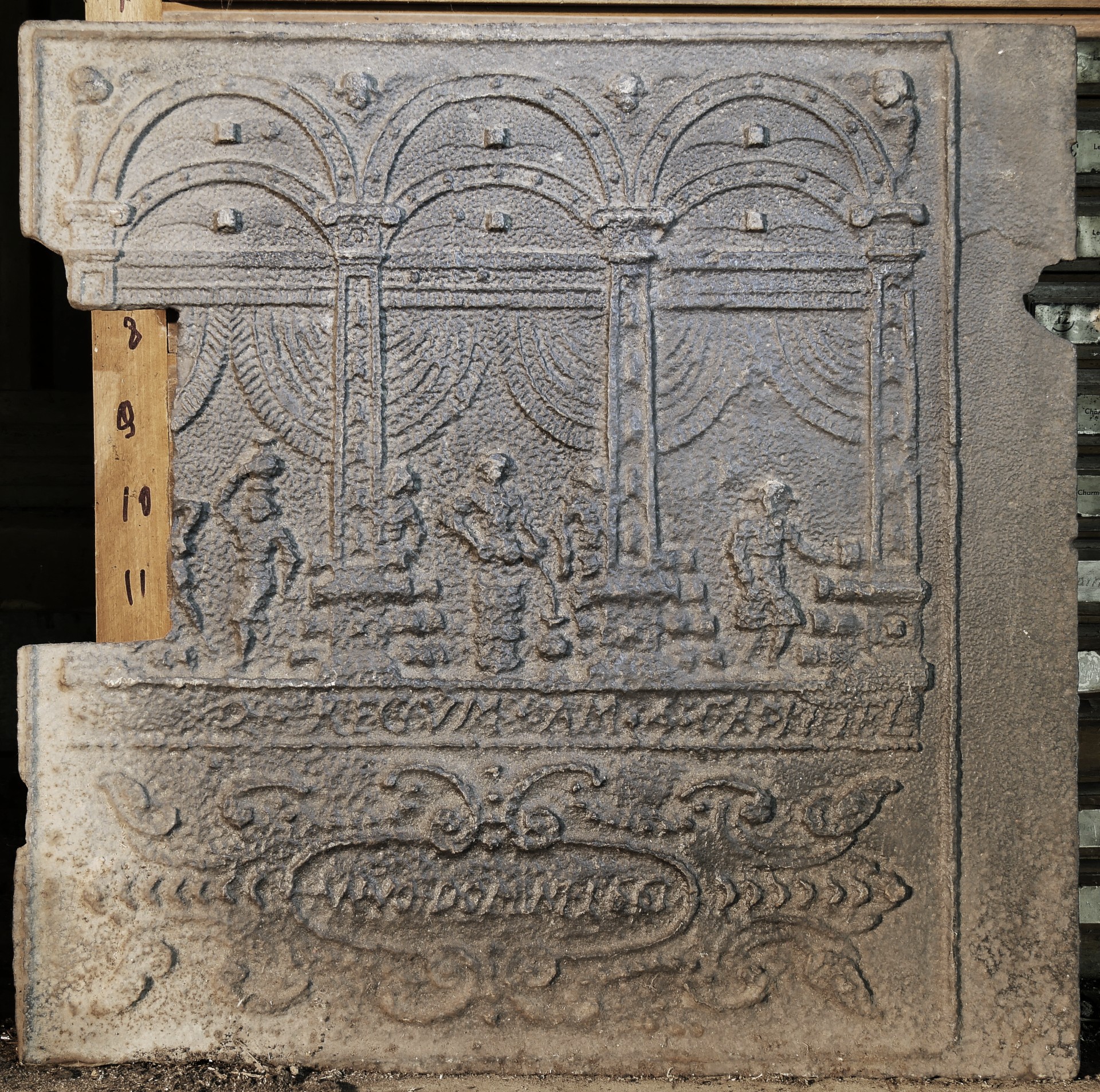 Ofenplatte mit dem Motiv des Ölwunders des Elias (Volkskunde- und Freilichtmuseum Roscheider Hof CC0)