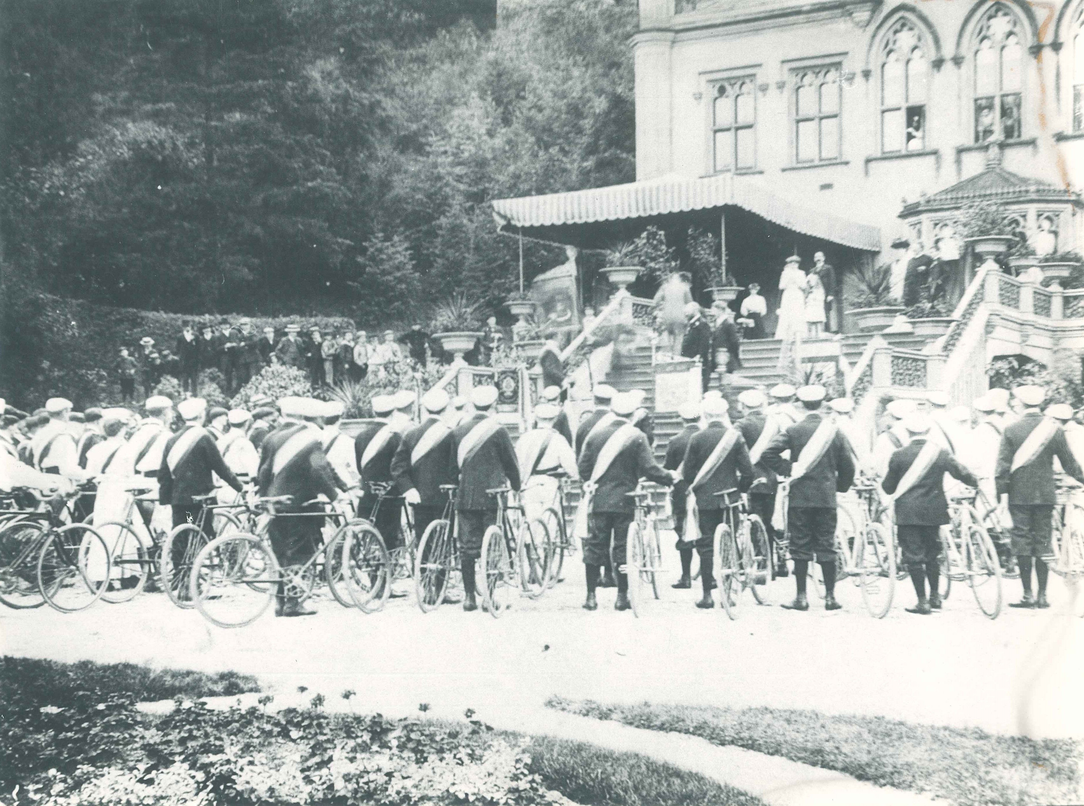 Radfahrergruppe vor dem Schloß Sayn, 1890 (REM CC BY-NC-SA)
