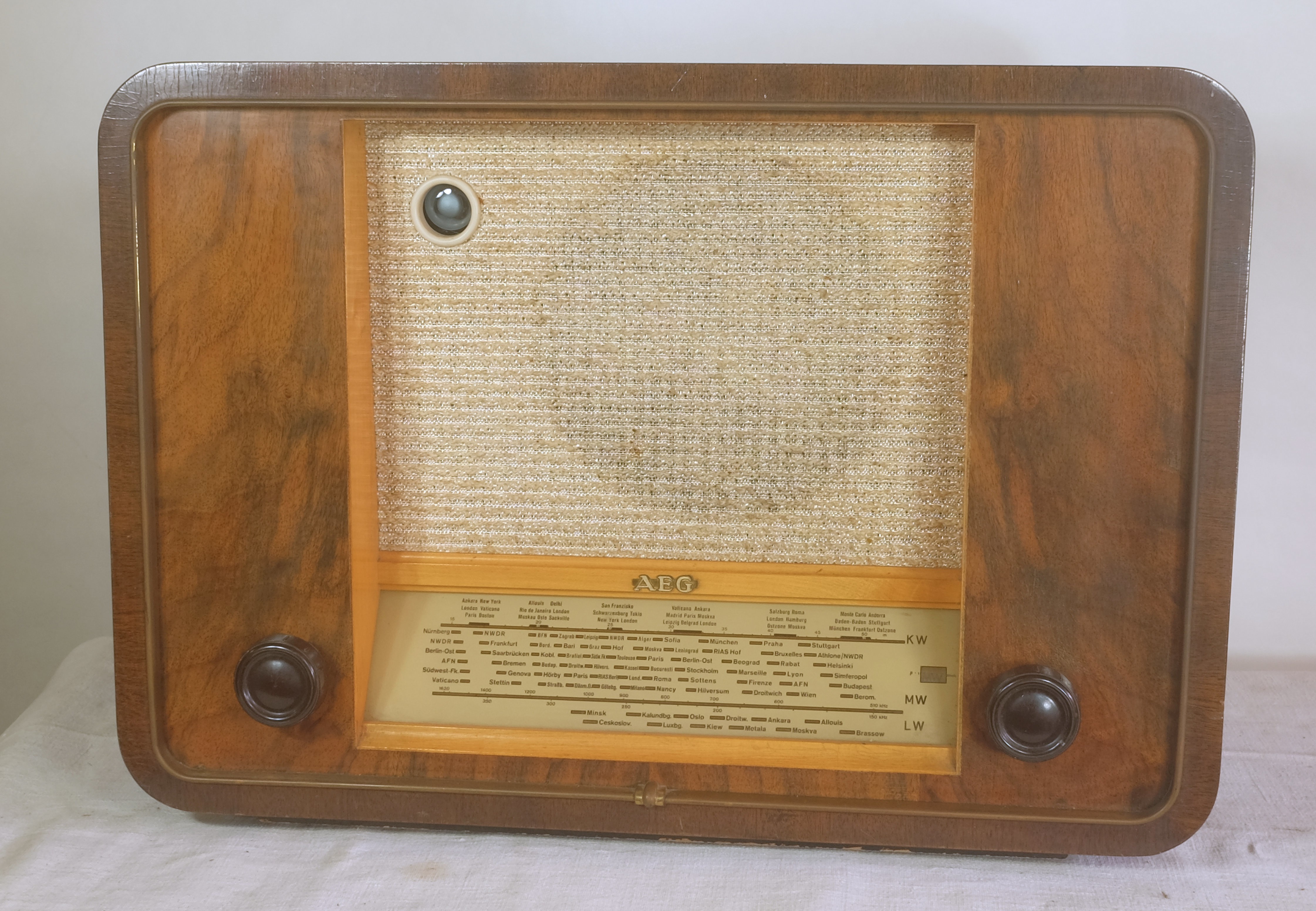 Röhrenradio AEG Super 50 W (Volkskunde- und Freilichtmuseum Roscheider Hof CC0)