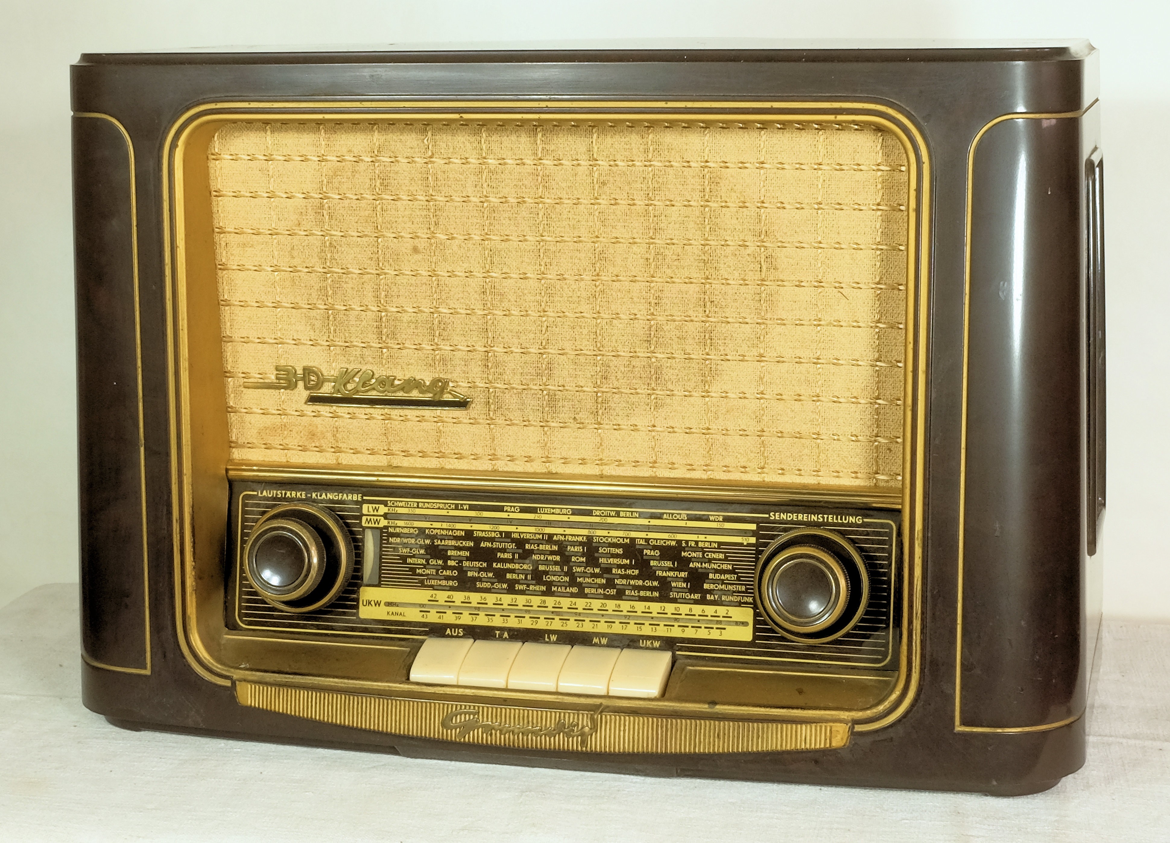 Röhrenradio Grundig Typ 960	3D Klang (Volkskunde- und Freilichtmuseum Roscheider Hof CC0)