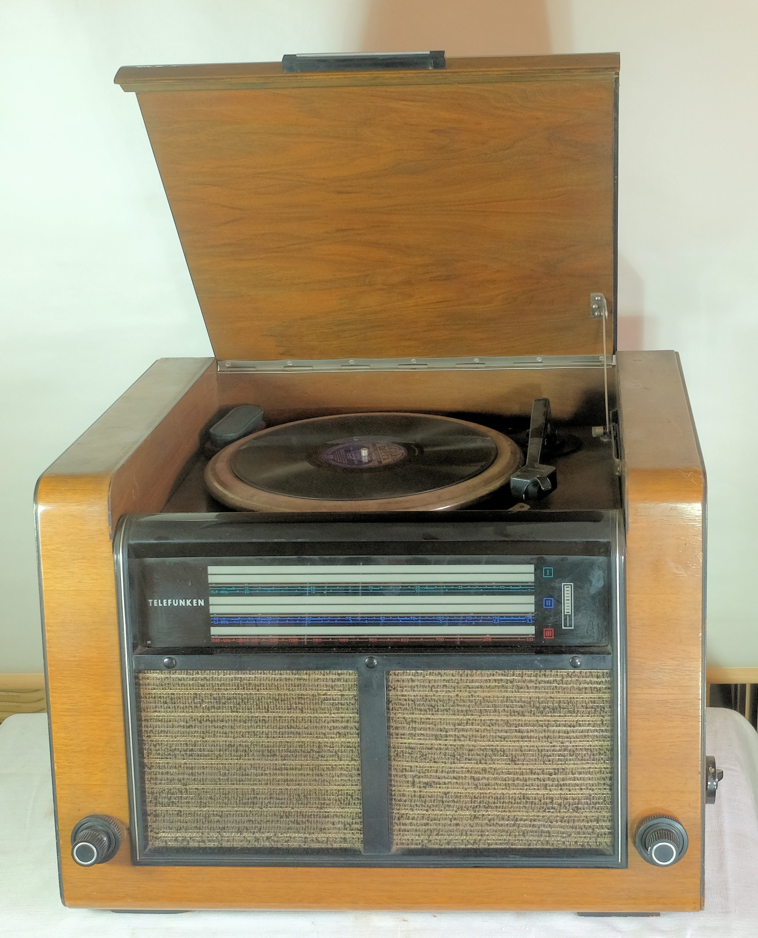 Röhrenradio Telefunken  Super Undine T 875 WKKP (Volkskunde- und Freilichtmuseum Roscheider Hof CC0)