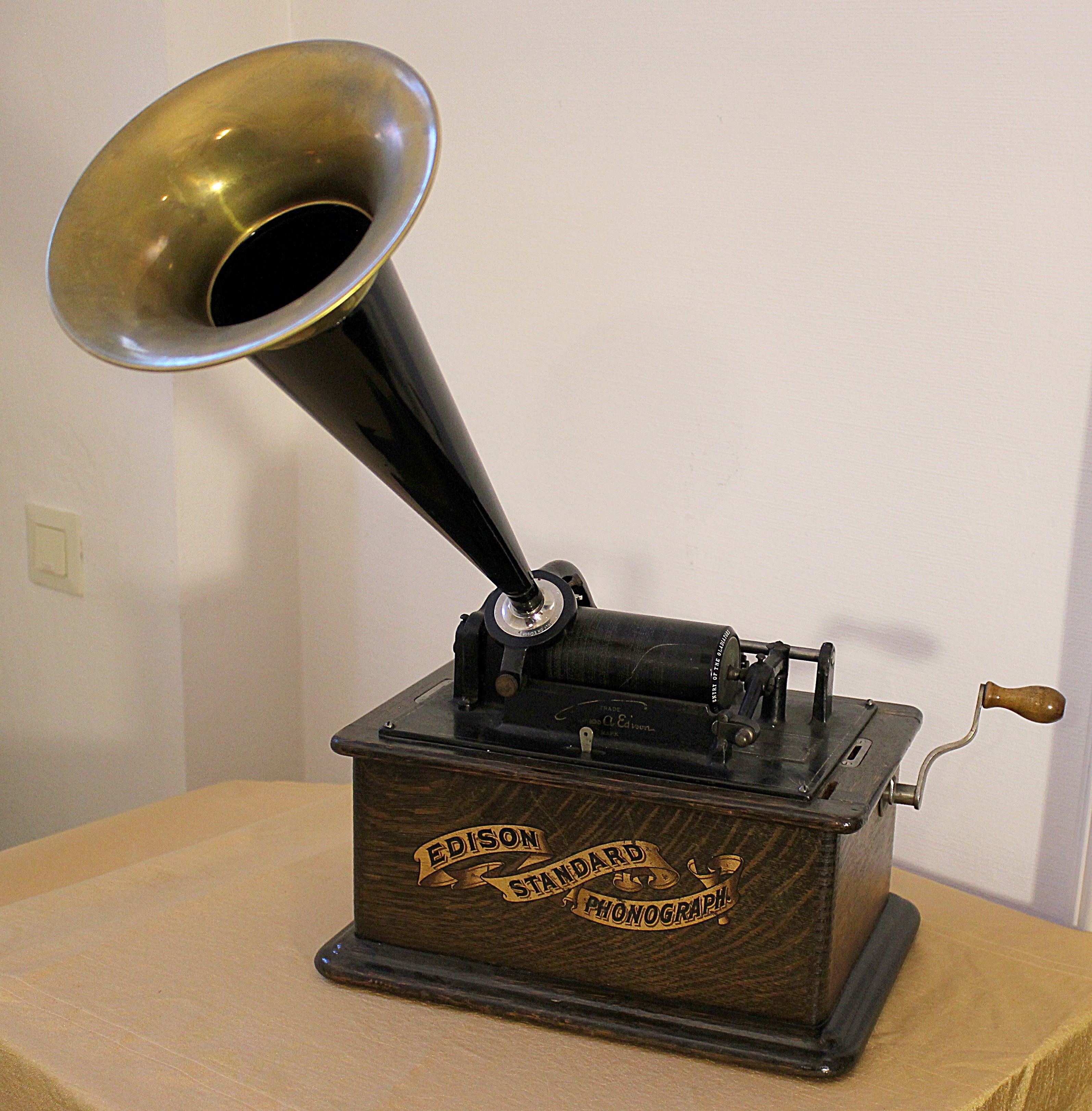 Edison Standard Phonograph (Museum für Weinbau und Stadtgeschichte, Edenkoben CC BY-NC-SA)