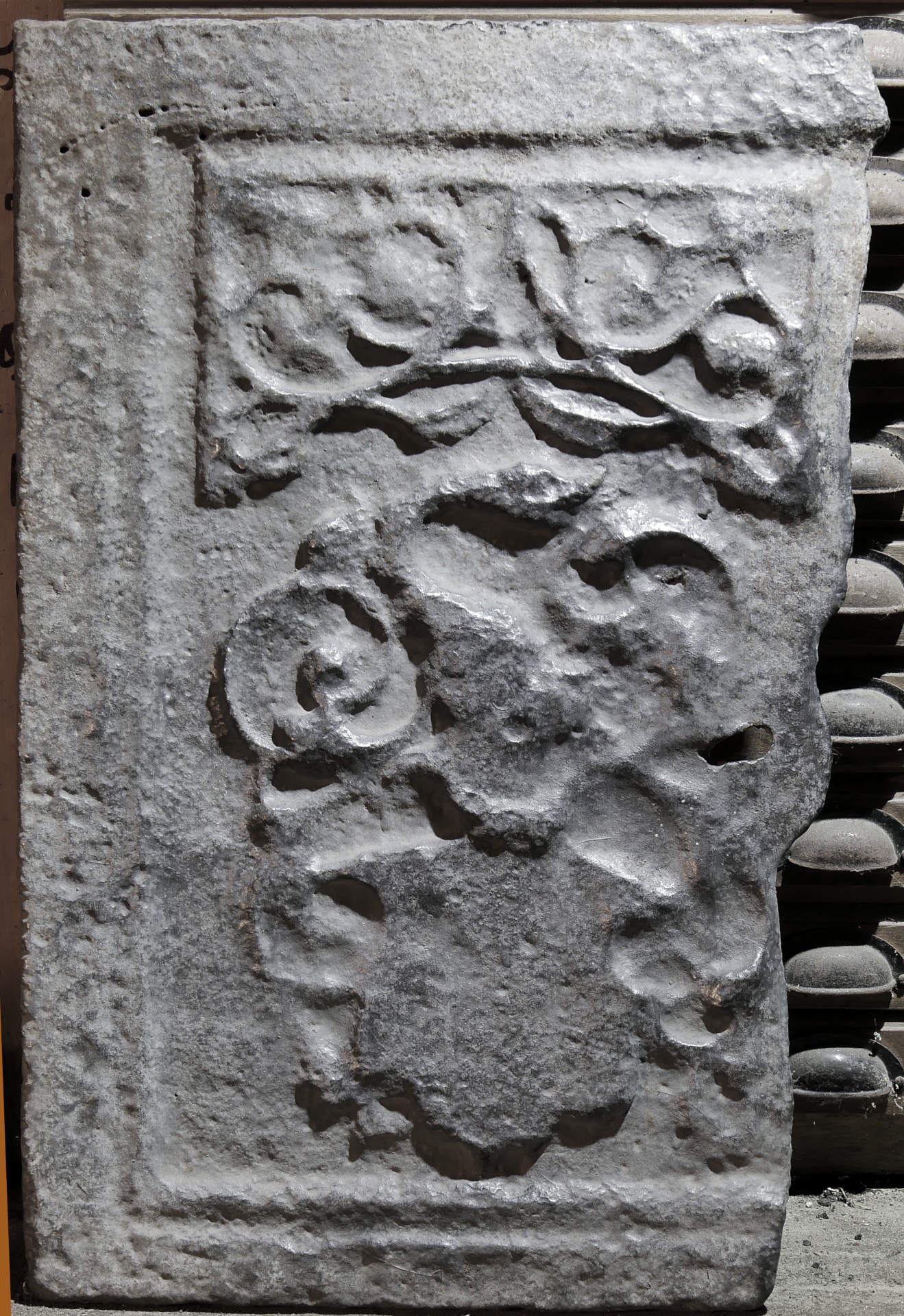 Fragment einer Kaminplatte, Wappen mit Schlange (Volkskunde- und Freilichtmuseum Roscheider Hof CC0)
