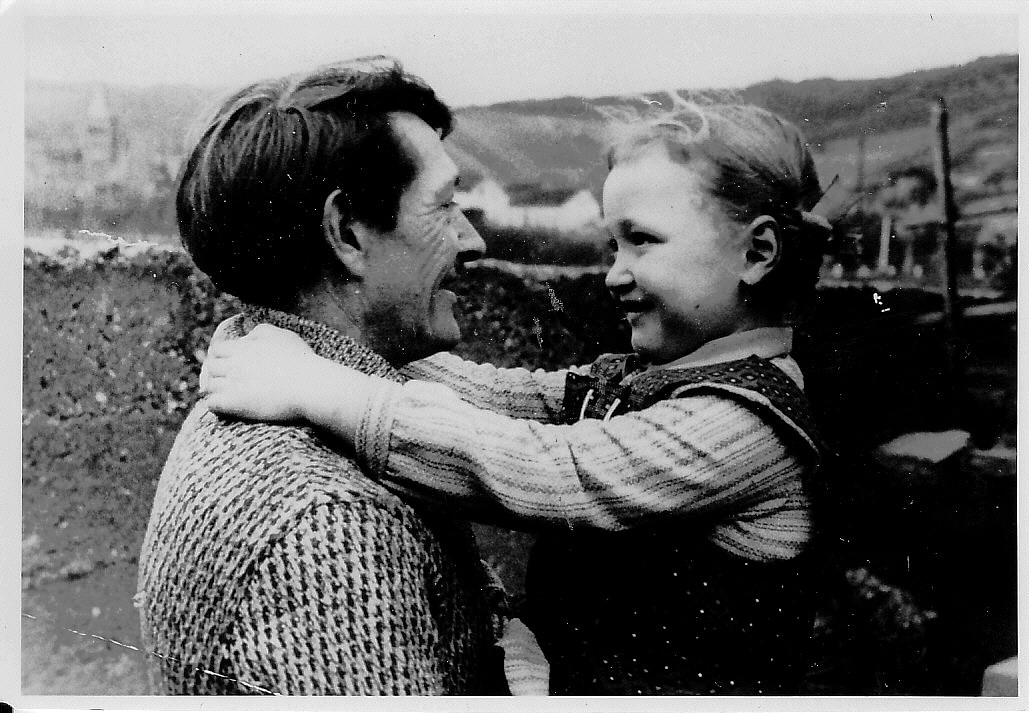 Heinrich Lersch trägt seine Tochter Leni auf dem Arm (Heimatmuseum und -Archiv Bad Bodendorf CC BY-NC-SA)