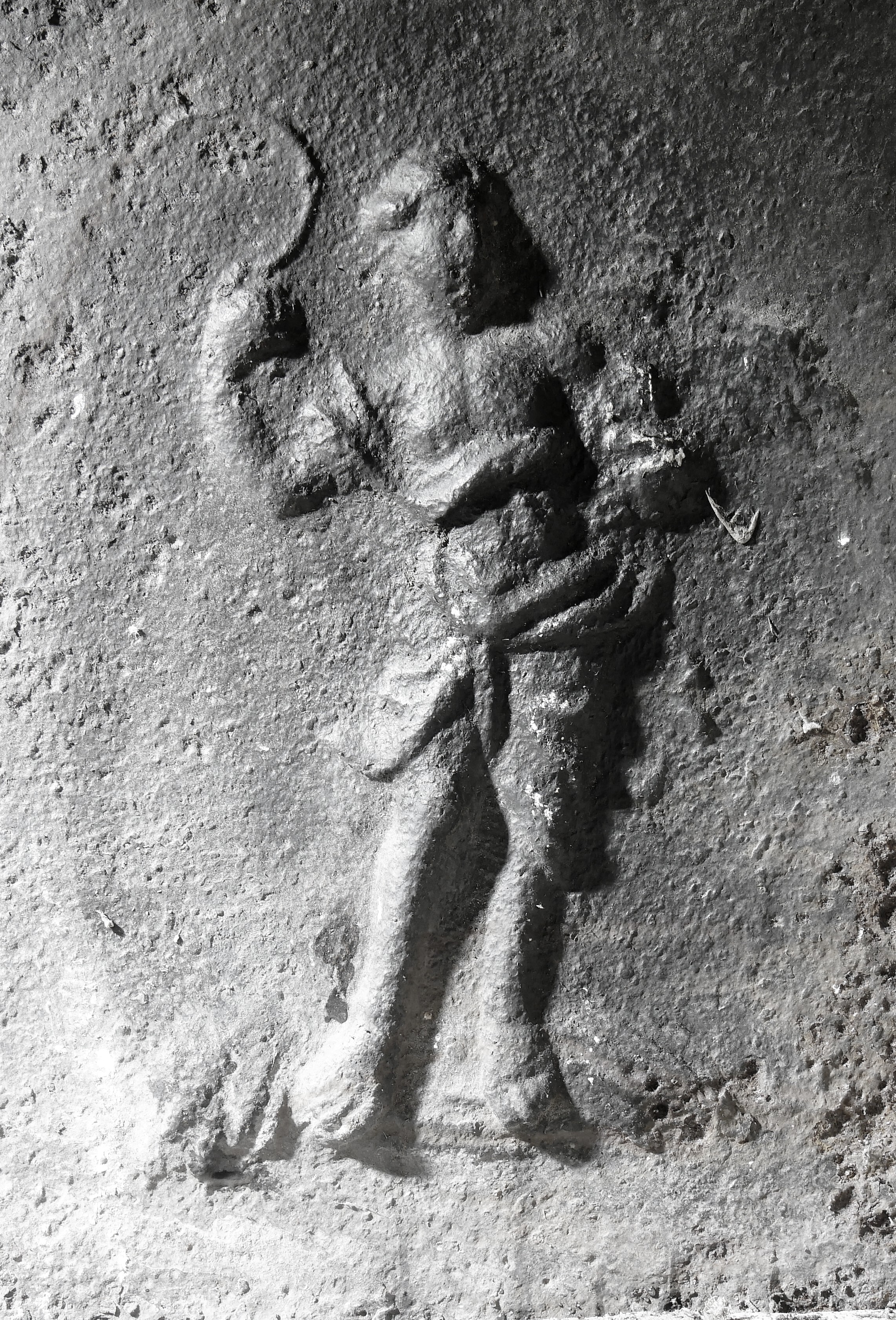 Kaminplatte mit 4 kleinen Figuren (Volkskunde- und Freilichtmuseum Roscheider Hof CC0)