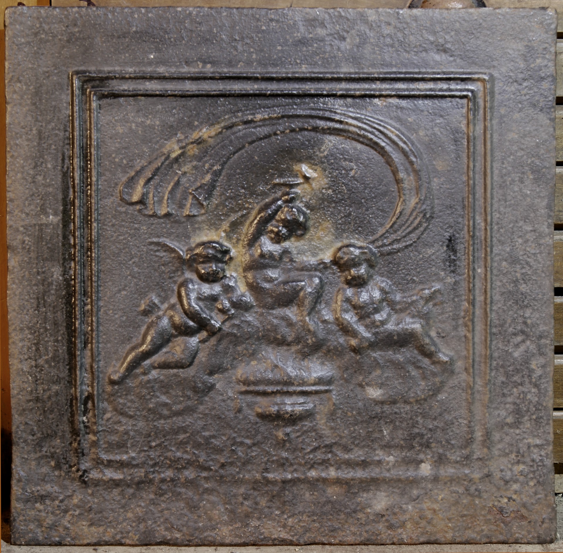 Kaminplatte mit dem Motiv 3 Putti (Volkskunde- und Freilichtmuseum Roscheider Hof CC0)