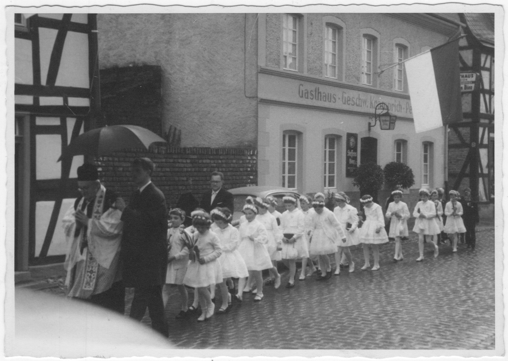 Kommunionkinder bei der Prozession zur Kirche (Heimatmuseum und -Archiv Bad Bodendorf CC BY-NC-SA)