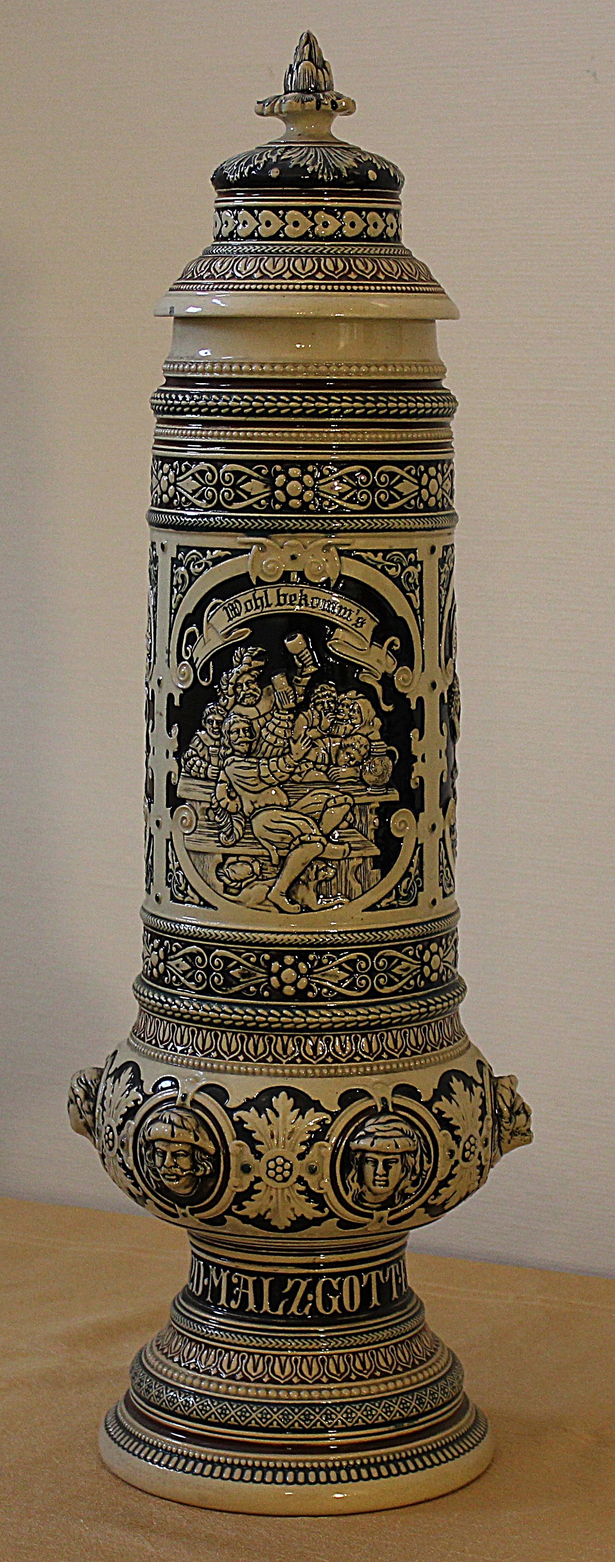 Prunkpokal mit Deckel (Museum für Weinbau und Stadtgeschichte, Edenkoben CC BY-NC-SA)