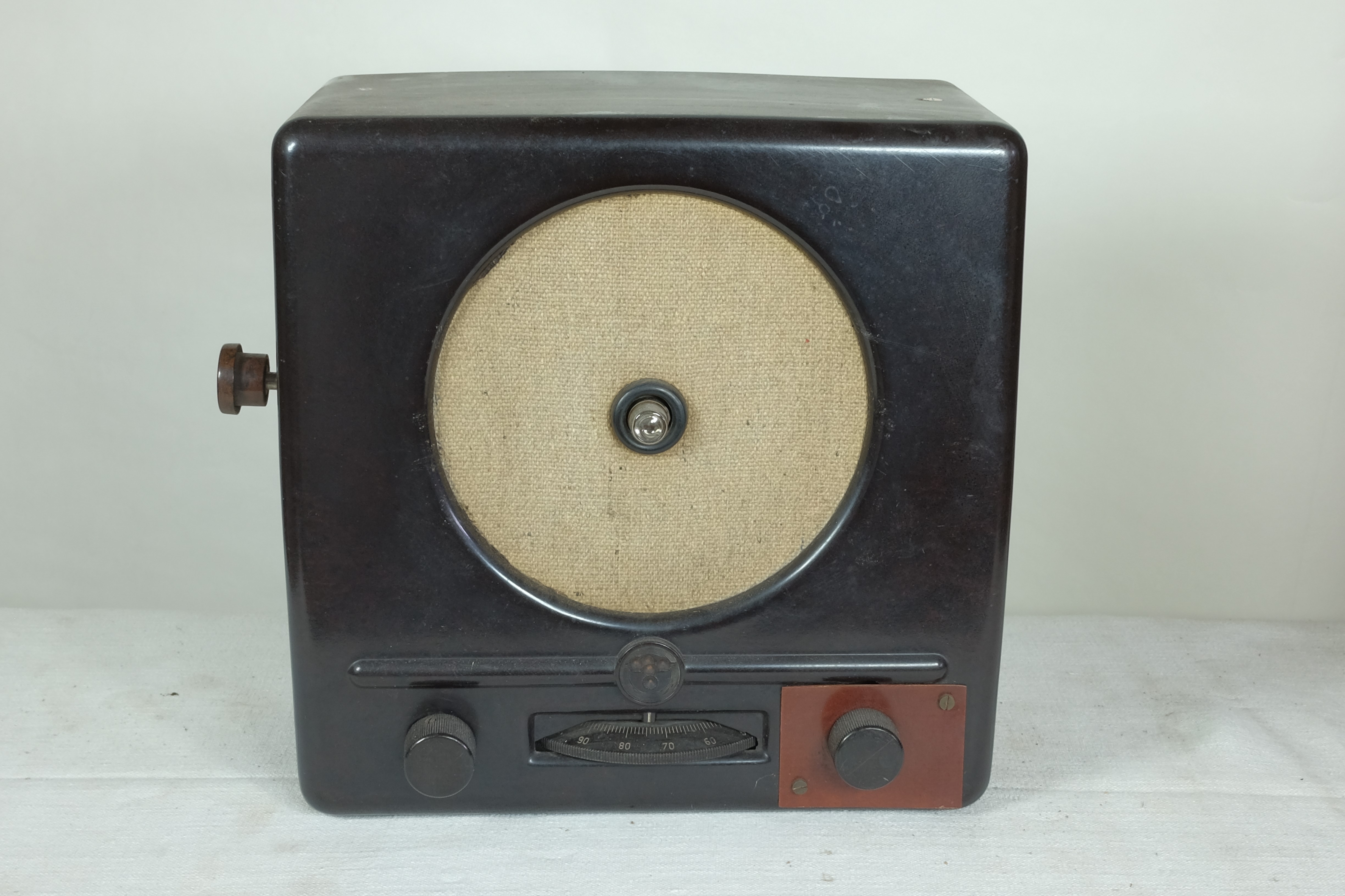 Röhrenradio DKE (Deutscher Klein Empfänger) (Volkskunde- und Freilichtmuseum Roscheider Hof CC0)