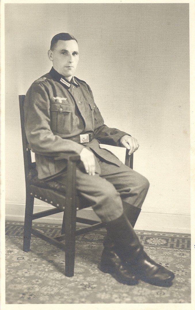 Soldat im Sessel sitzend (Heimatmuseum und -Archiv Bad Bodendorf CC BY-NC-SA)