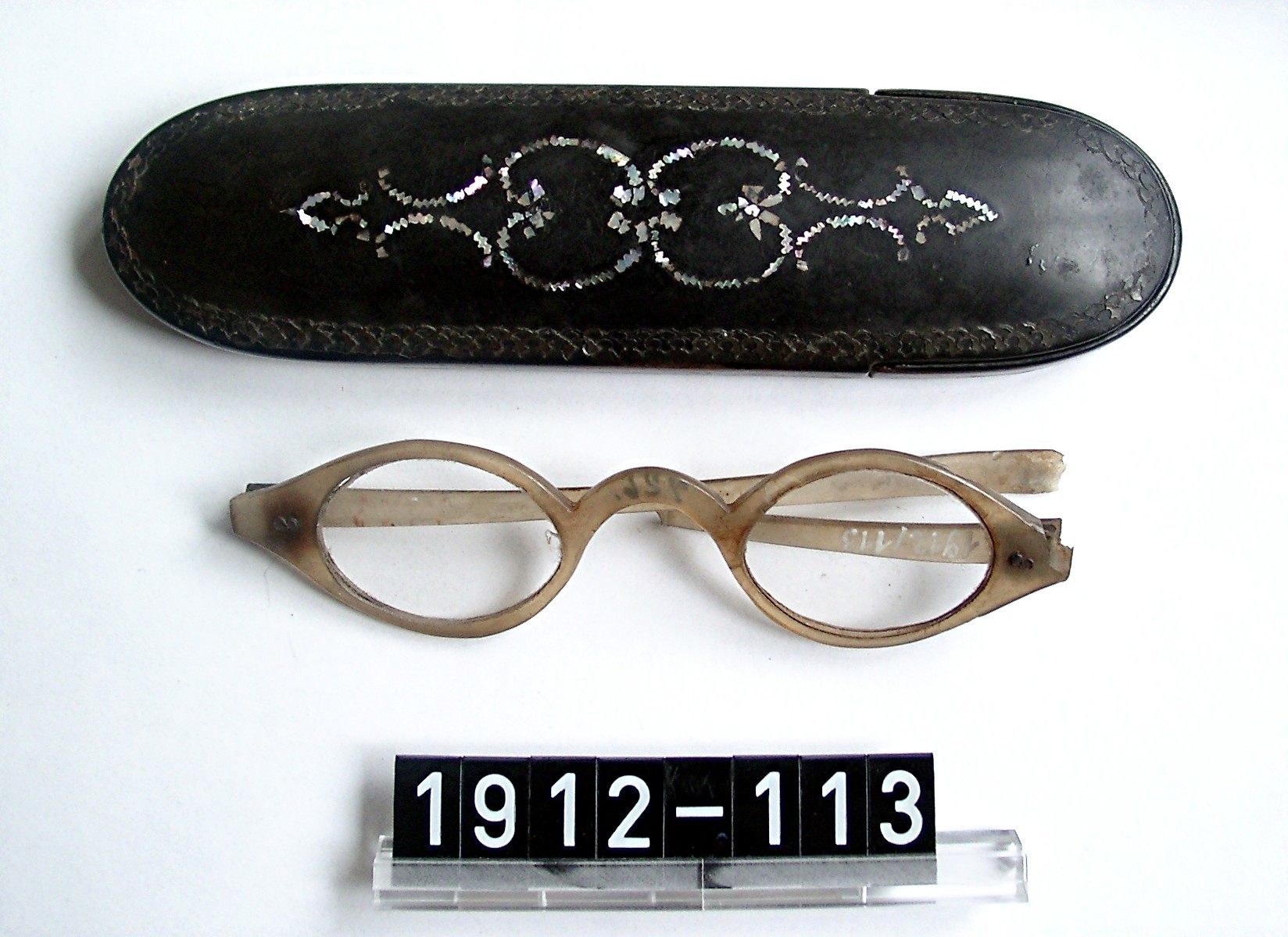 Brille mit Leder-Etui; Anfang 19.Jh. (Stadtmuseum Bad Dürkheim, Museumsgesellschaft Bad Dürkheim e.V. CC BY-NC-SA)