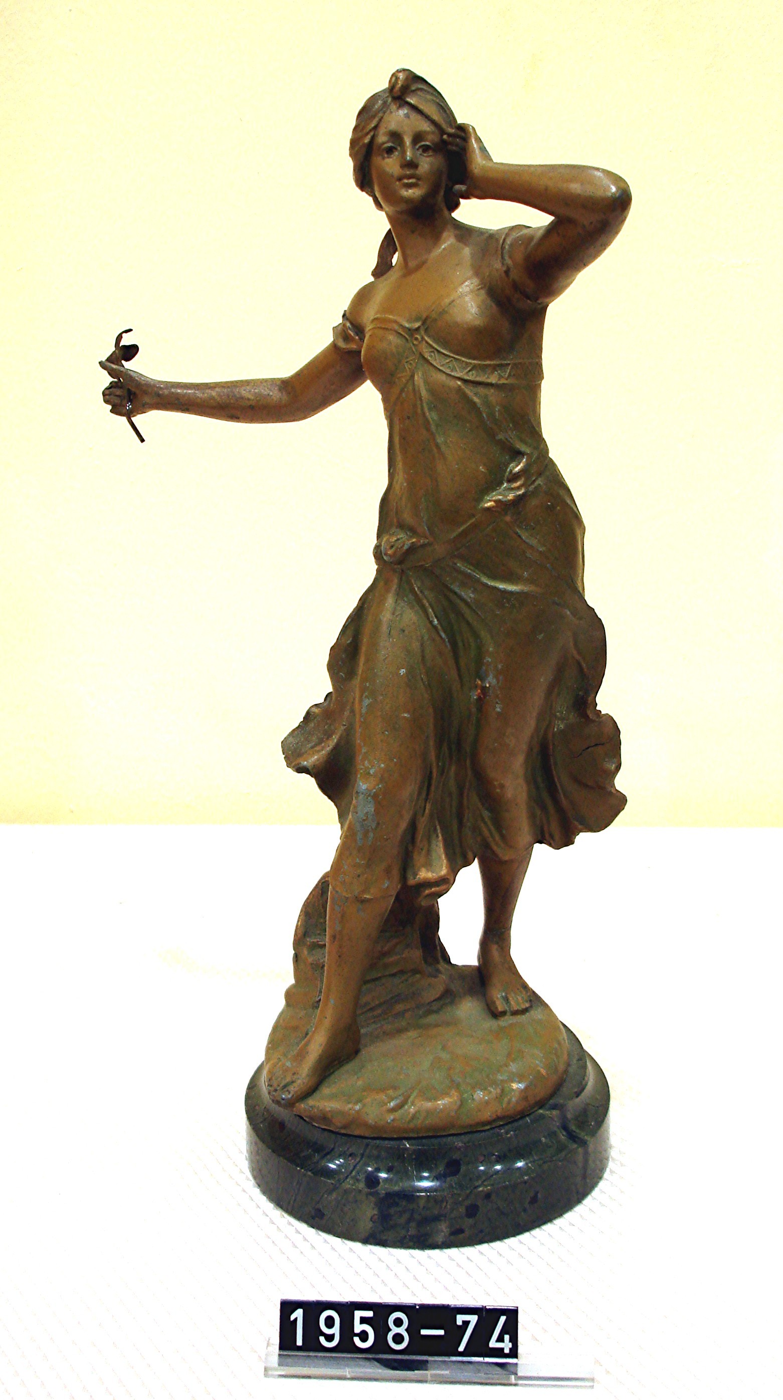 Frauenplastik; Statue aus Zinkguß; Motiv: "Frauengestalt mit Blume"; um 1900 (Stadtmuseum Bad Dürkheim, Museumsgesellschaft Bad Dürkheim e.V. CC BY-NC-SA)