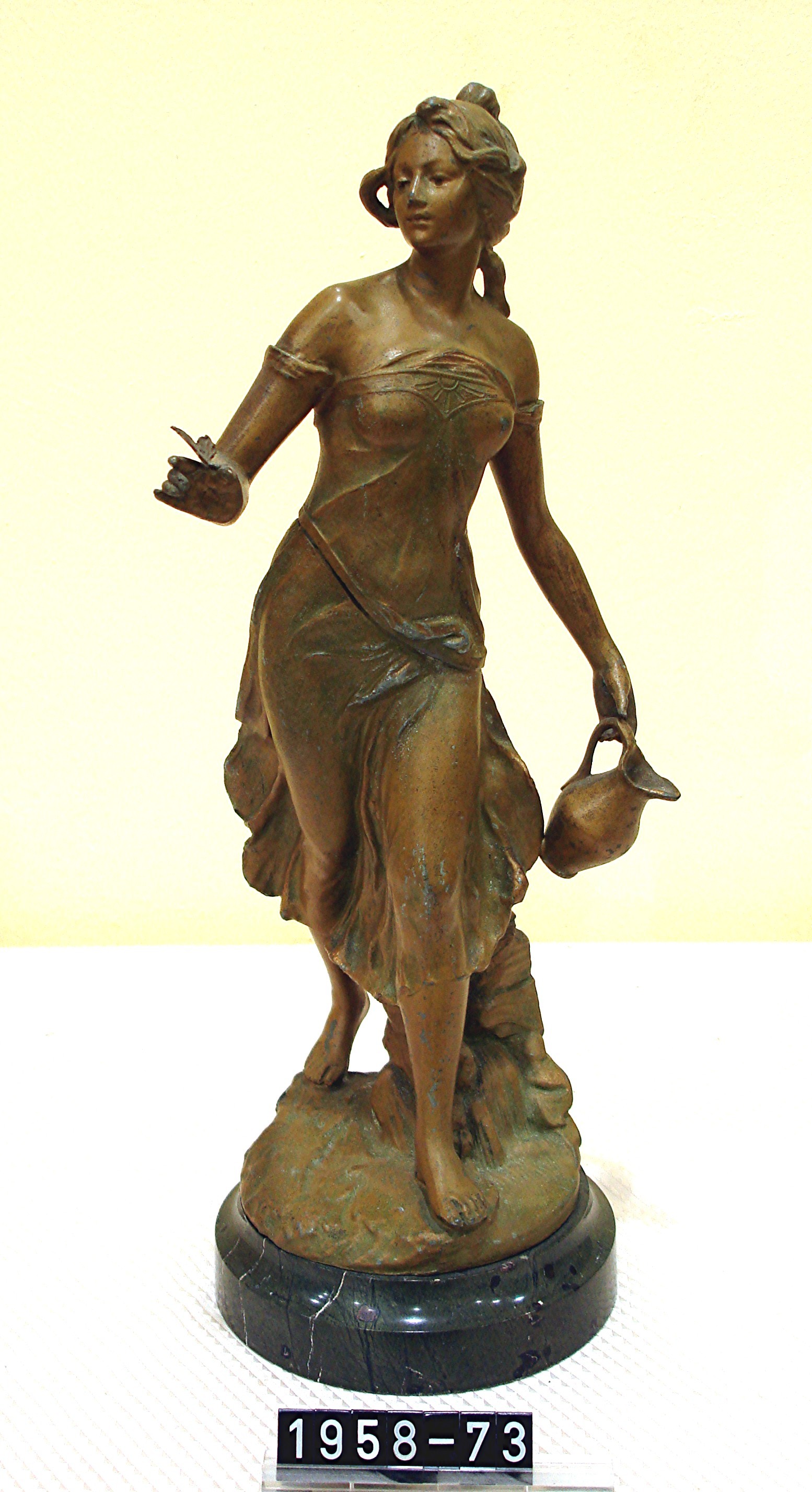 Frauenplastik; Statue aus Zinkguß; Motiv: "Frauengestalt mit Weinkrug und Schmetterling"; um 1900 (Stadtmuseum Bad Dürkheim, Museumsgesellschaft Bad Dürkheim e.V. CC BY-NC-SA)