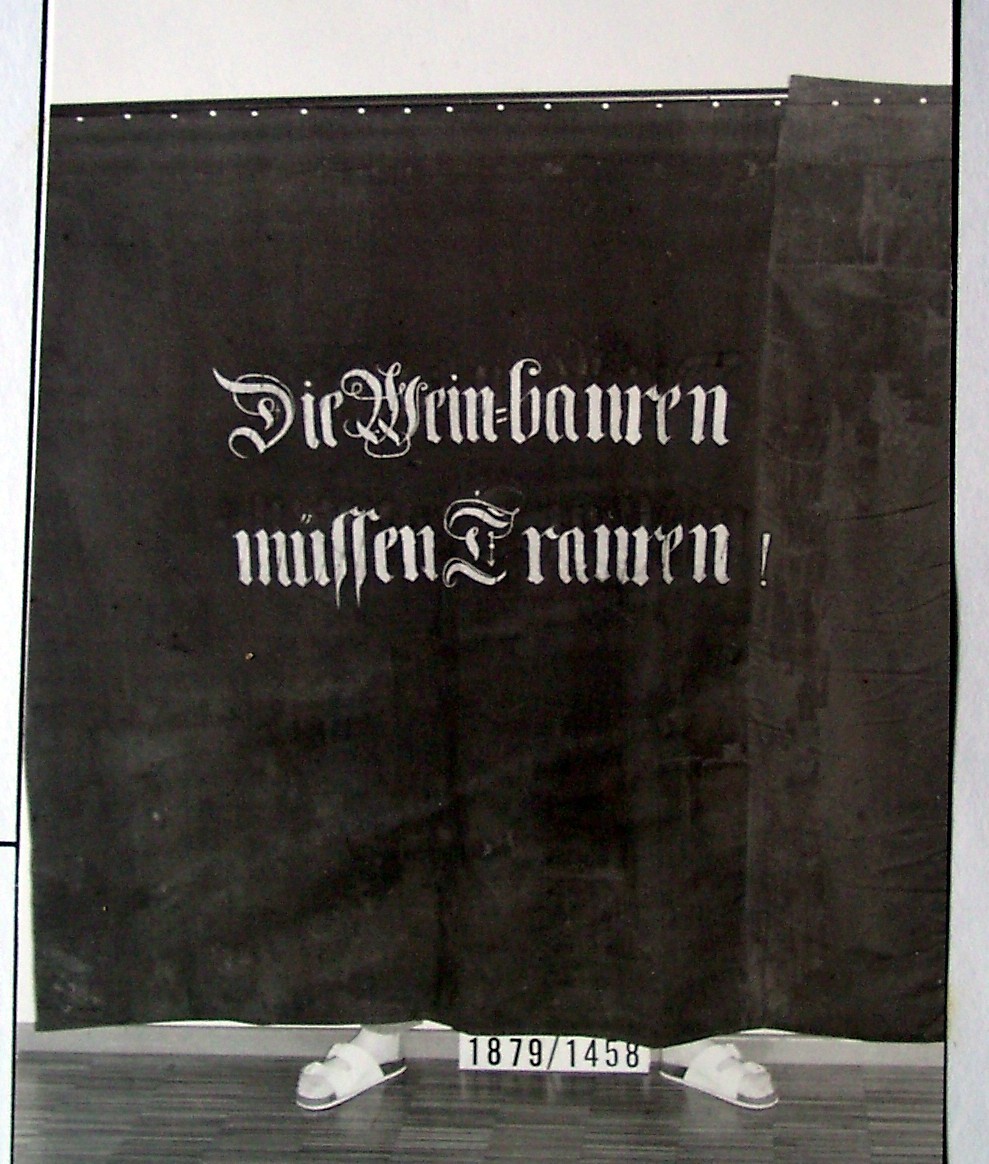Hambachfahne; Fahne: "Die Weinbauern müssen trauren"; 1832 (Stadtmuseum Bad Dürkheim, Museumsgesellschaft Bad Dürkheim e.V. CC BY-NC-SA)