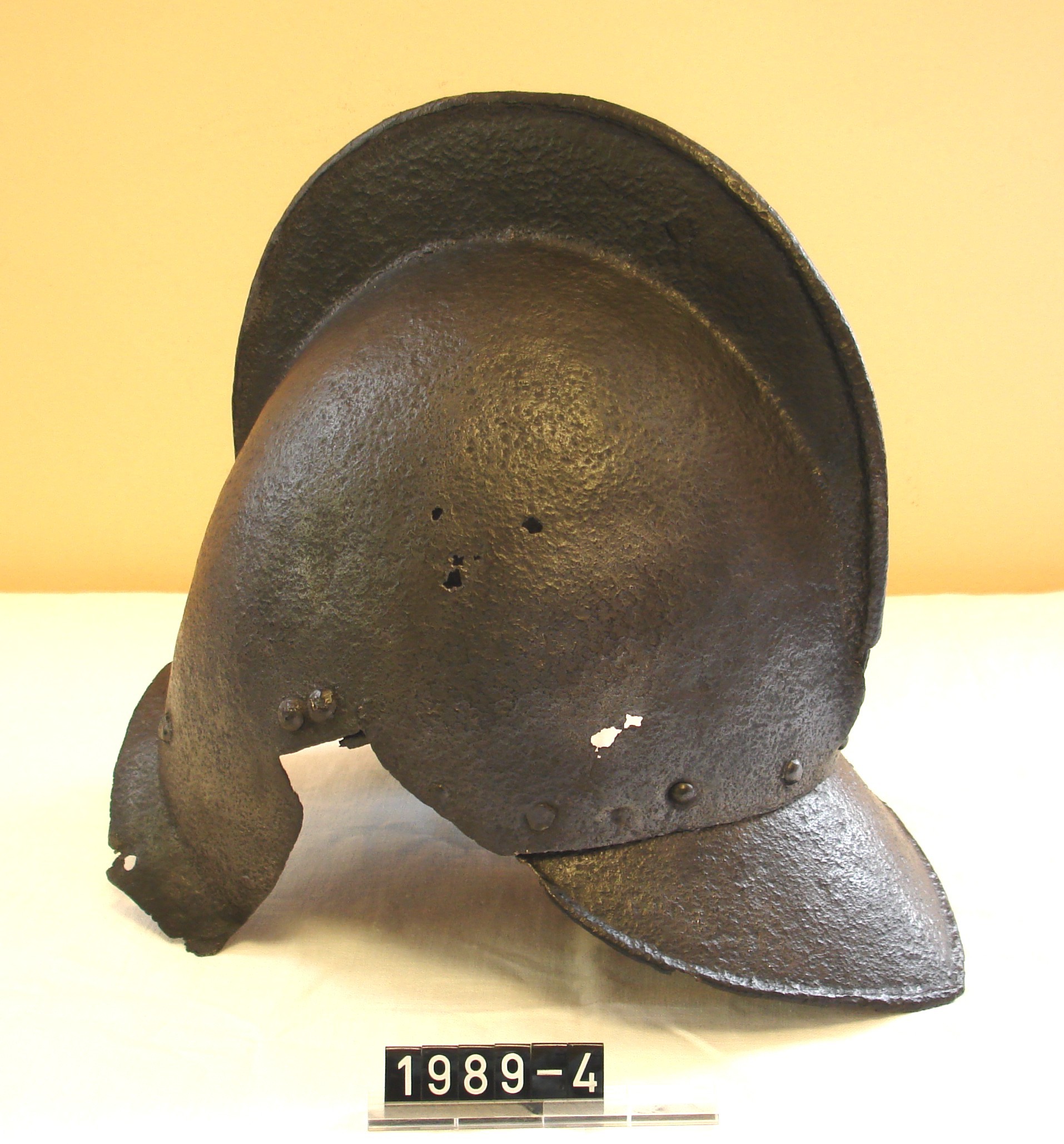 Helm; "Sturmhaube der Wiener Stadtwache"; Fundort: Burgruine Hardenburg, 16. Jh. (Stadtmuseum Bad Dürkheim, Museumsgesellschaft Bad Dürkheim e.V. CC BY-NC-SA)