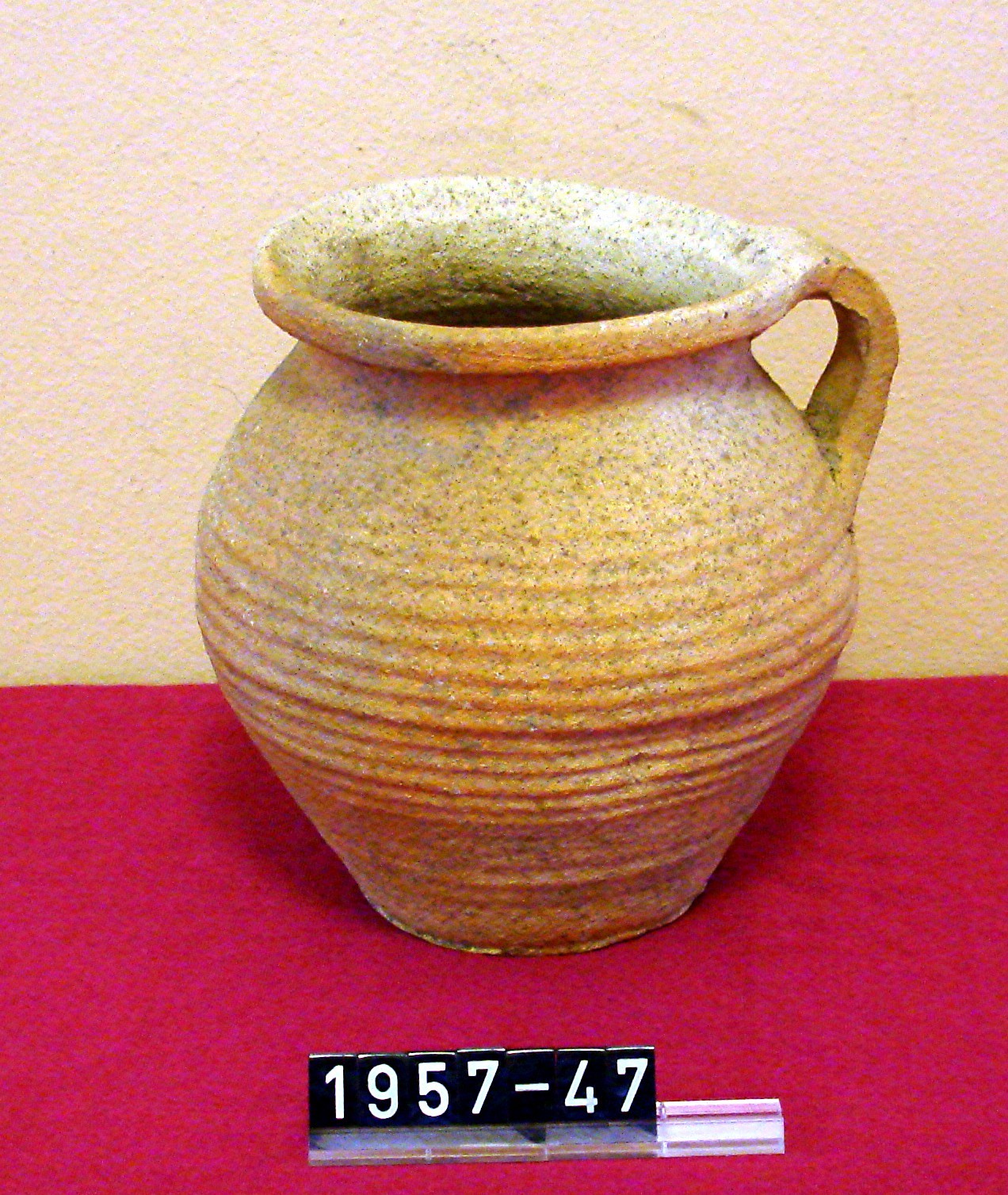 Keramikgefäß; Krug mit Henkel; Vorrats- und Ausgießgefäß; Spät- Mittelalter (Stadtmuseum Bad Dürkheim, Museumsgesellschaft Bad Dürkheim e.V. CC BY-NC-SA)