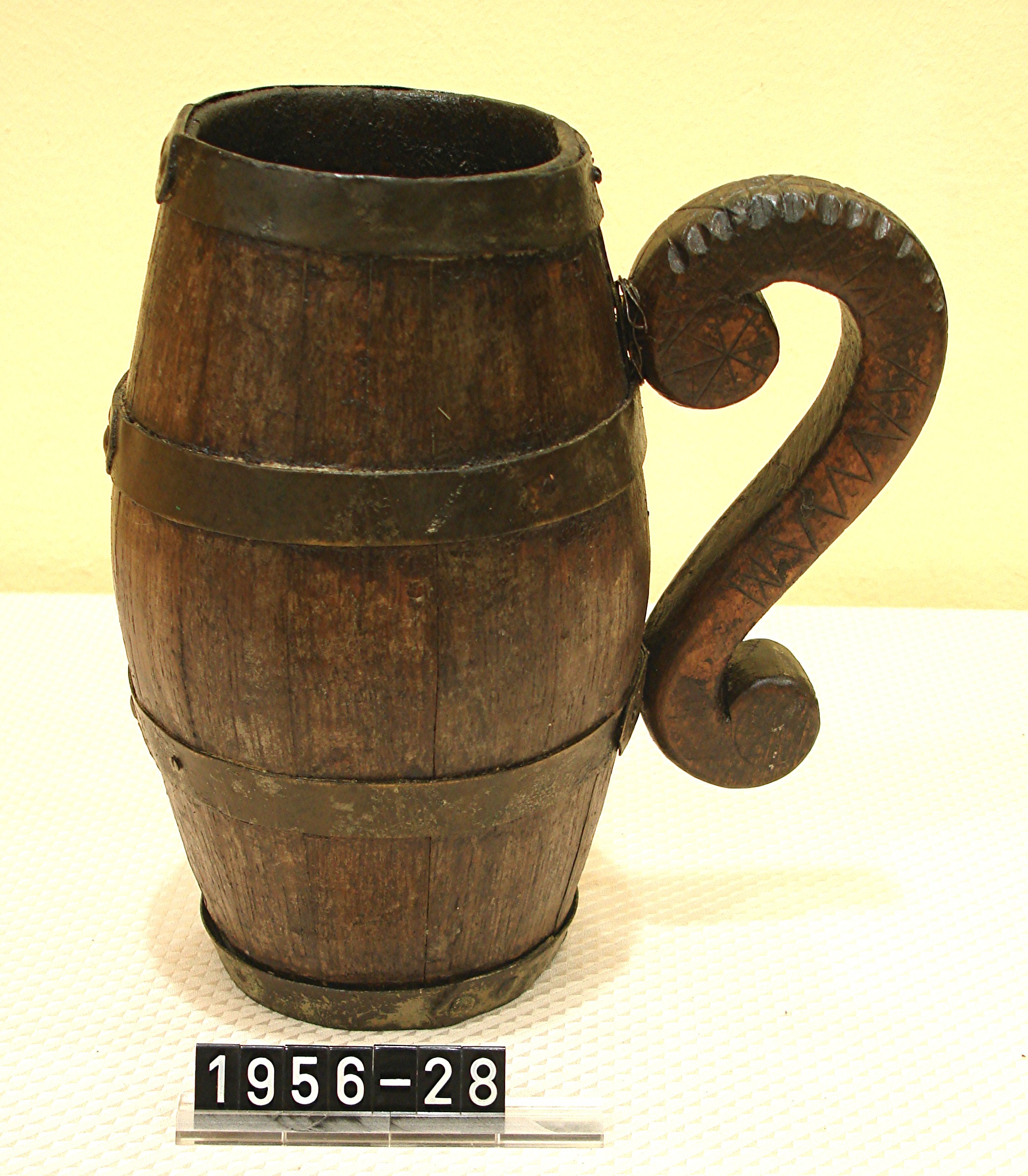 Krug mit Henkel; Weinkrug; Holzkrug; 1. Drittel 19. Jh. (Stadtmuseum Bad Dürkheim, Museumsgesellschaft Bad Dürkheim e.V. CC BY-NC-SA)