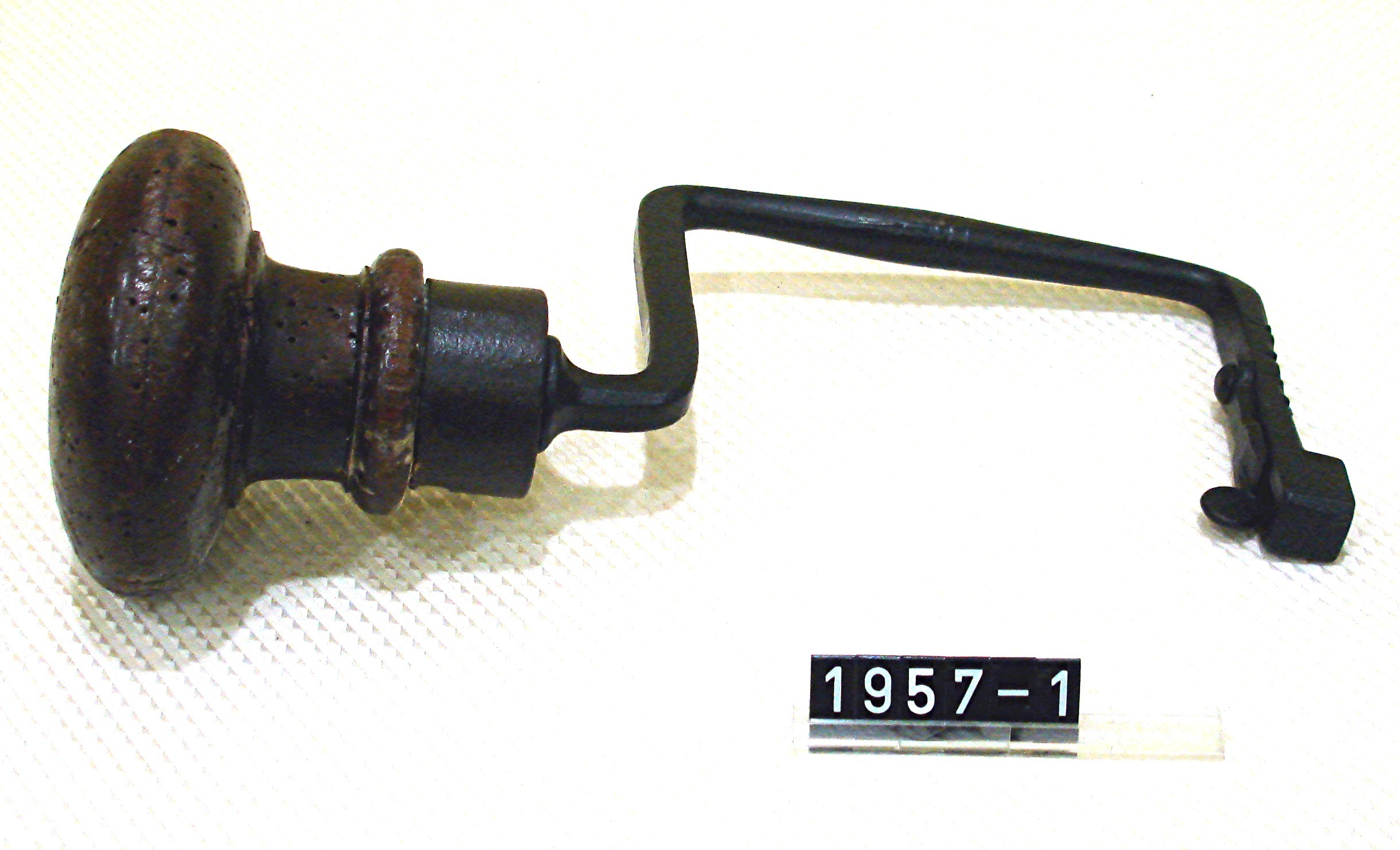Küferhandwerkszeug aus Eisen/Holz; Handbohrer; Brustleier; um 1900 (Stadtmuseum Bad Dürkheim, Museumsgesellschaft Bad Dürkheim e.V. CC BY-NC-SA)