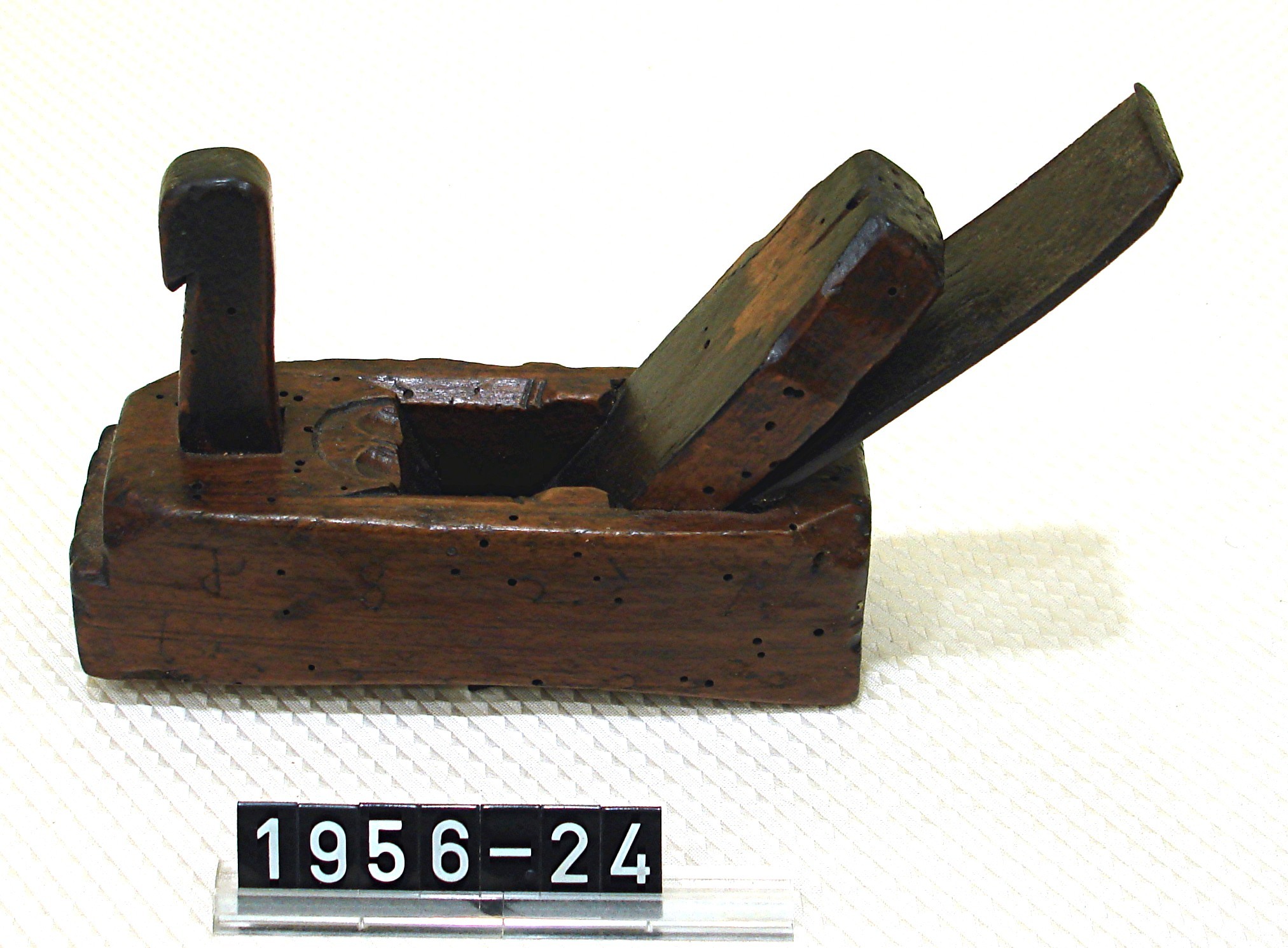 Küferhandwerkszeug aus Eisen/Holz; Handhobel; Daubenaussenhobel; 1824 (Stadtmuseum Bad Dürkheim, Museumsgesellschaft Bad Dürkheim e.V. CC BY-NC-SA)